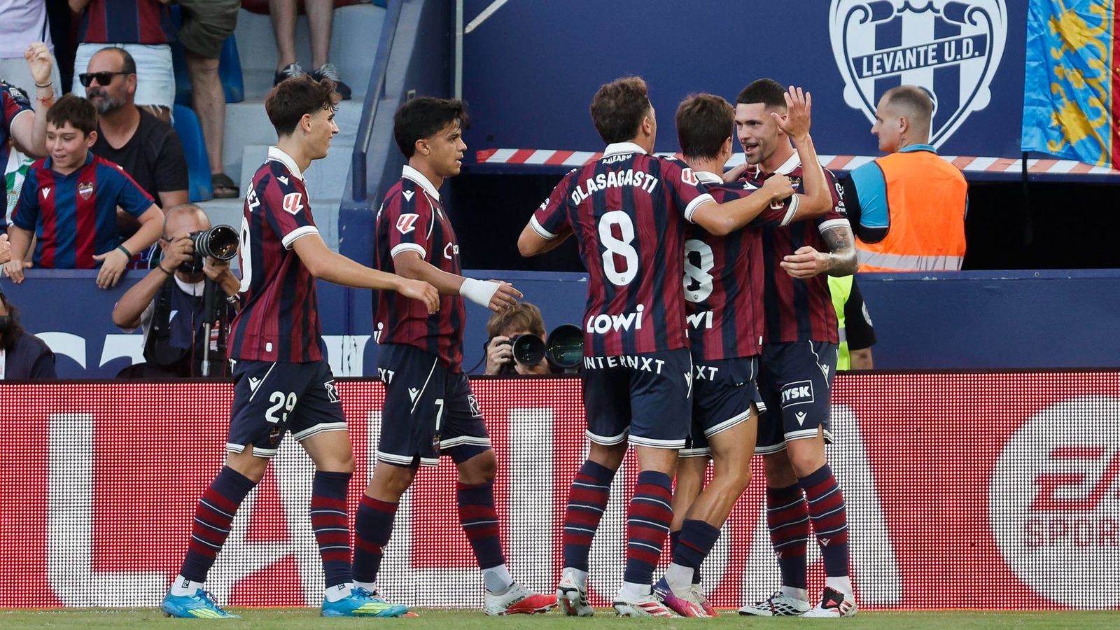 Els jugadors del Llevant celebren un dels gols