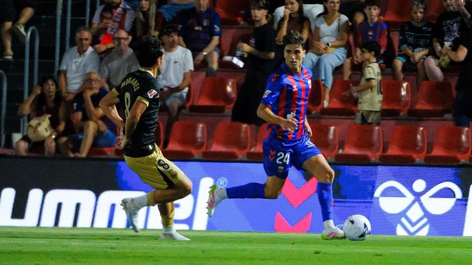 Javi Martínez, en una acció del duel