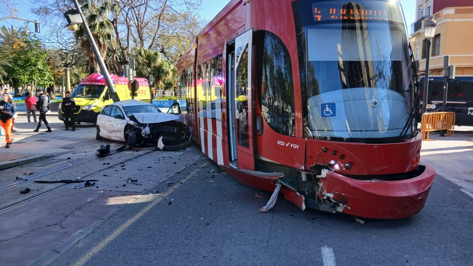Un tramvia i un cotxe xoquen prop de la parada Doctor Lluch de València