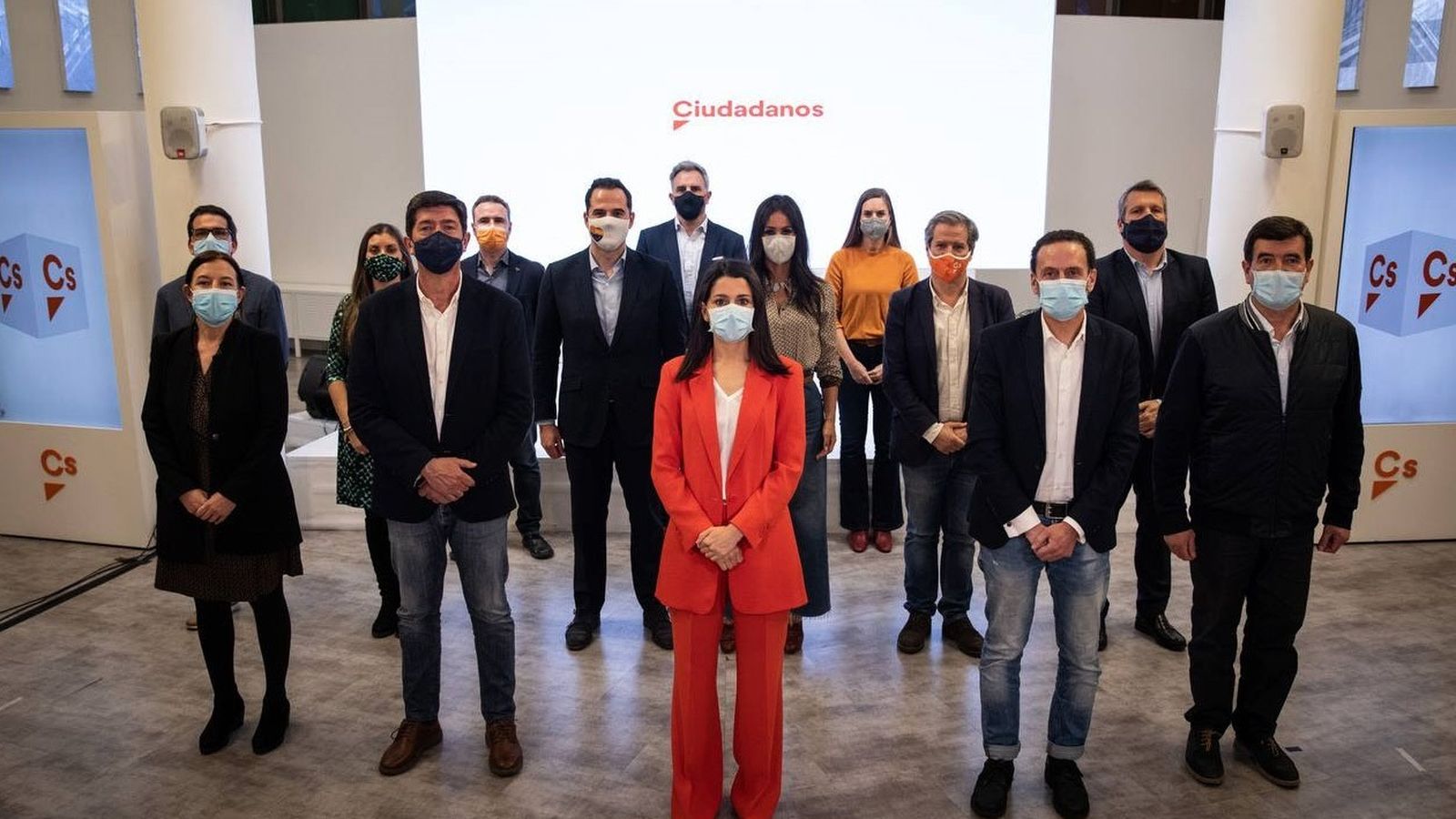 La líder de Cs, Inés Arrimadas, posa al costat de la resta d'integrants de la recentment formada executiva permanent del partit