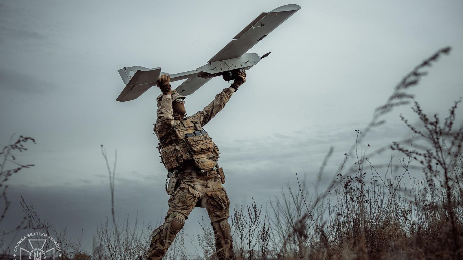 Un soldat ucraïnés amb un dron Un solda ucraïnés amb un dron