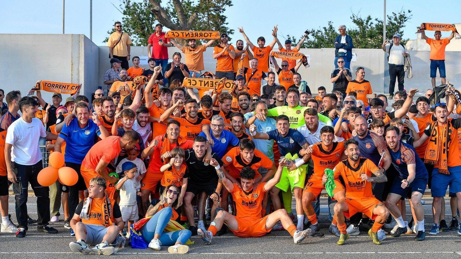 Els jugadors del Torrent celebren el triomf amb l'afició