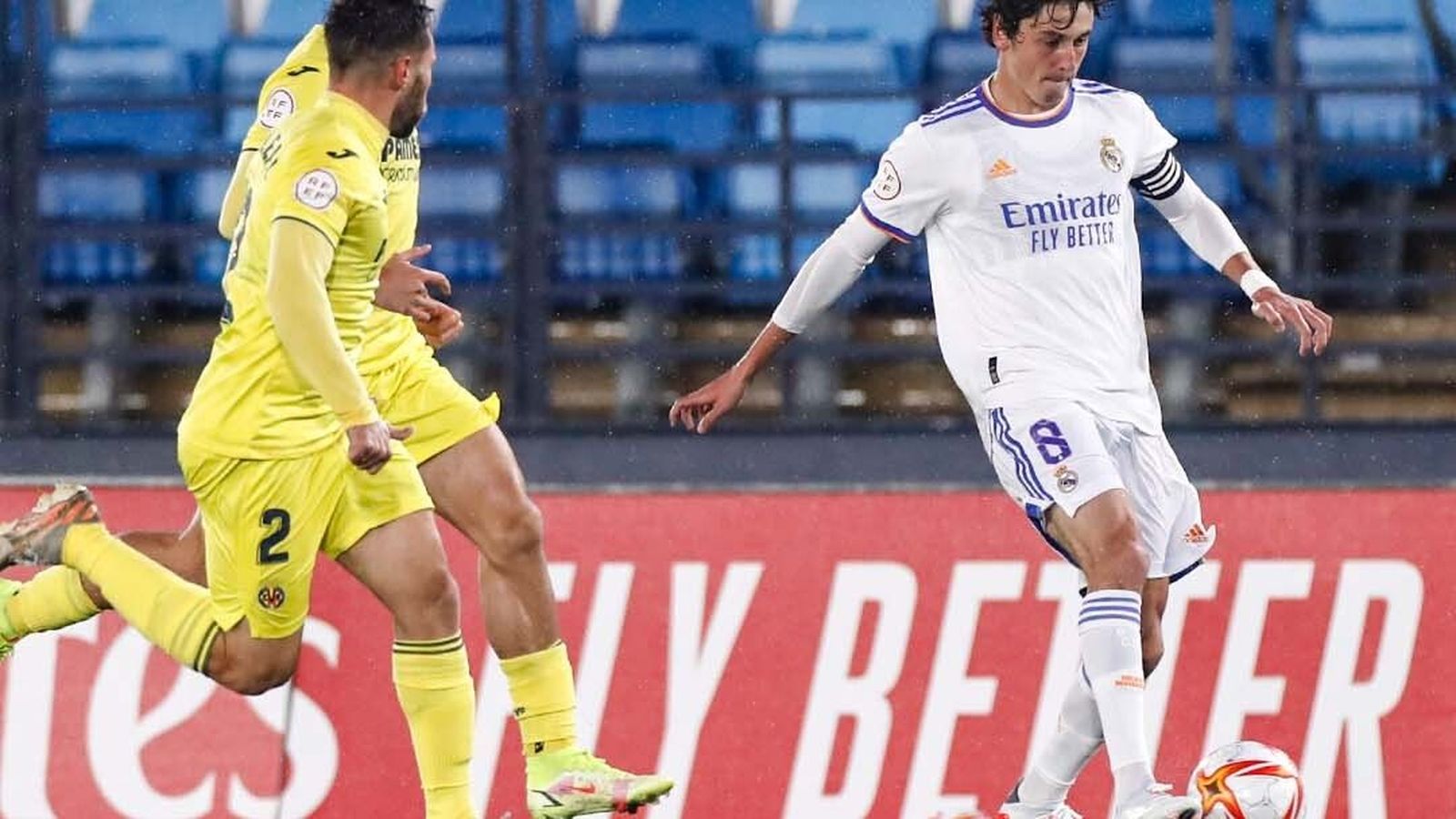 Leal tracta de robar-li la pilota a un jugador del Reial Madrid Castilla