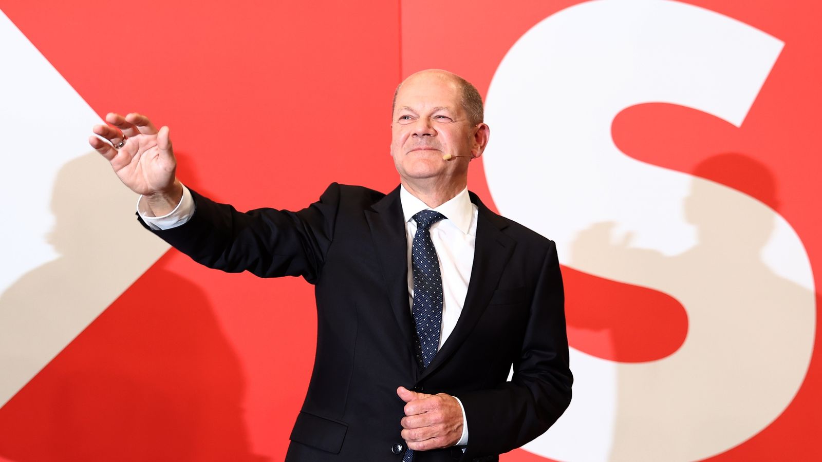 Olaf Scholz, candidat a canceller dels socialdemòcrates alemanys (SPD), saluda als seus partidaris en reacció als resultats inicials