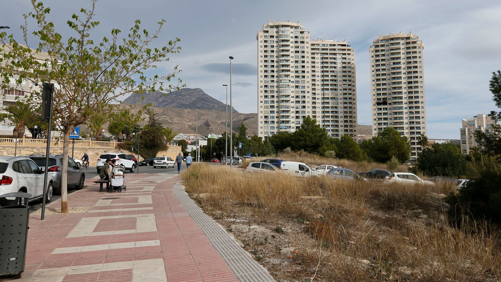 L'incendi que s'ha cobrat tres víctimes s'ha originat en un pis de l'onzena planta de bloc de la dreta