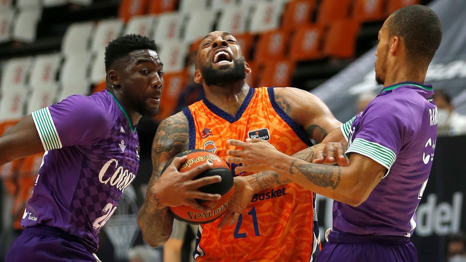 Derrick Williams manté la pilota davant la defensa de dos jugadors del Betis