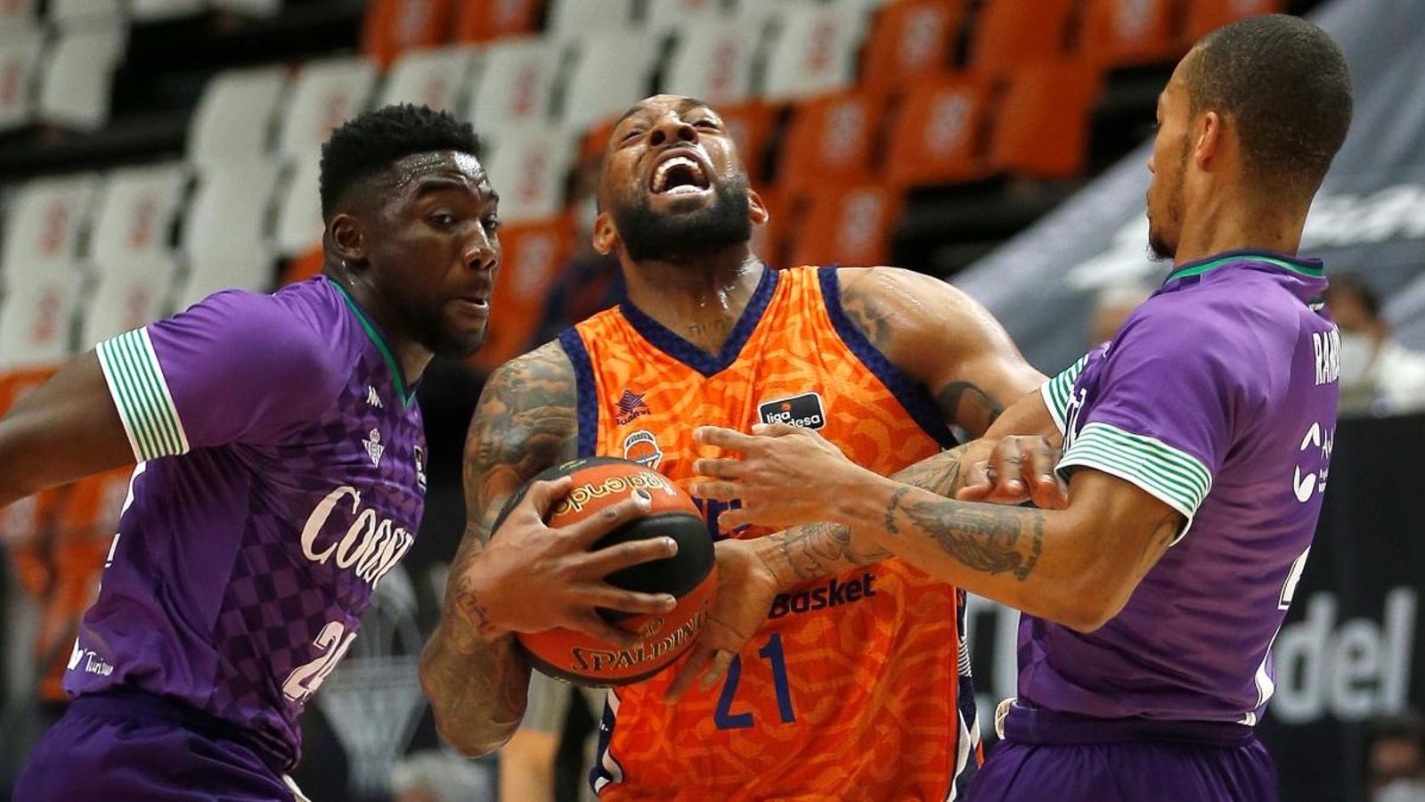 Derrick Williams manté la pilota davant la defensa de dos jugadors del Betis