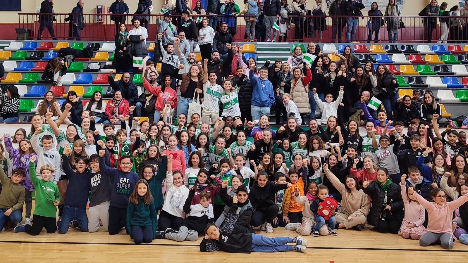 Les jugadores de Rocamora han celebrat el triomf amb l'afició congregada a l'Esperanza Lag d'Elx