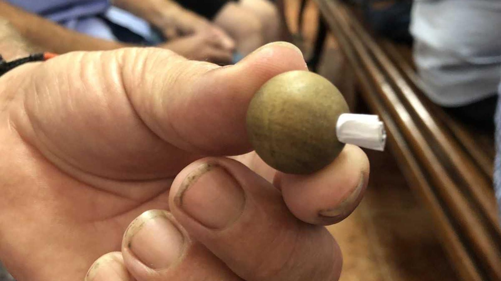Bola de fusta en la que s'inserta el nom del pescador o pescadora Bola de fusta en la que s'inserta el nom del pescador o pescadora