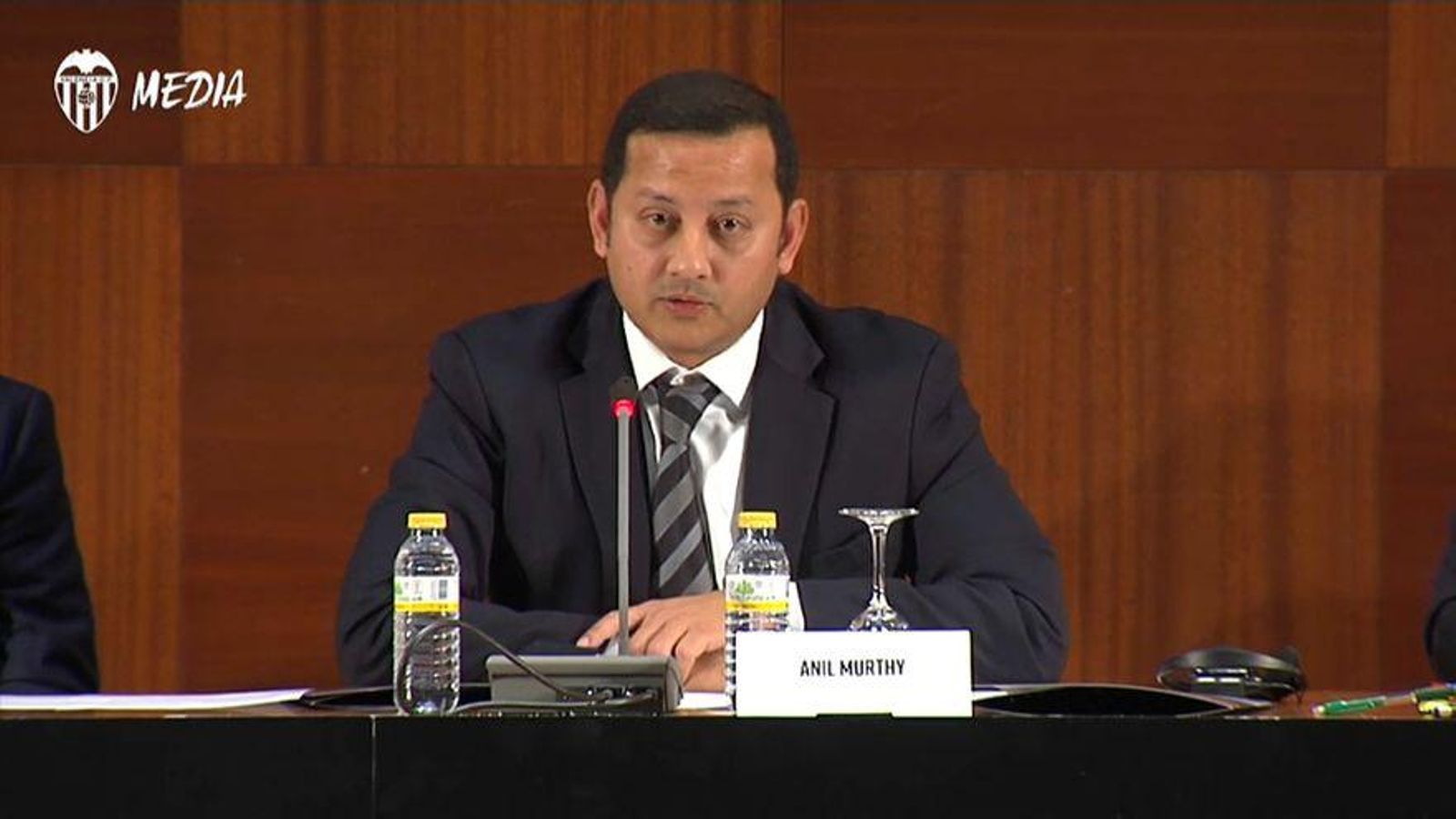 El president del València, Anil Murthy, durant l'última Junta General d'Accionistes