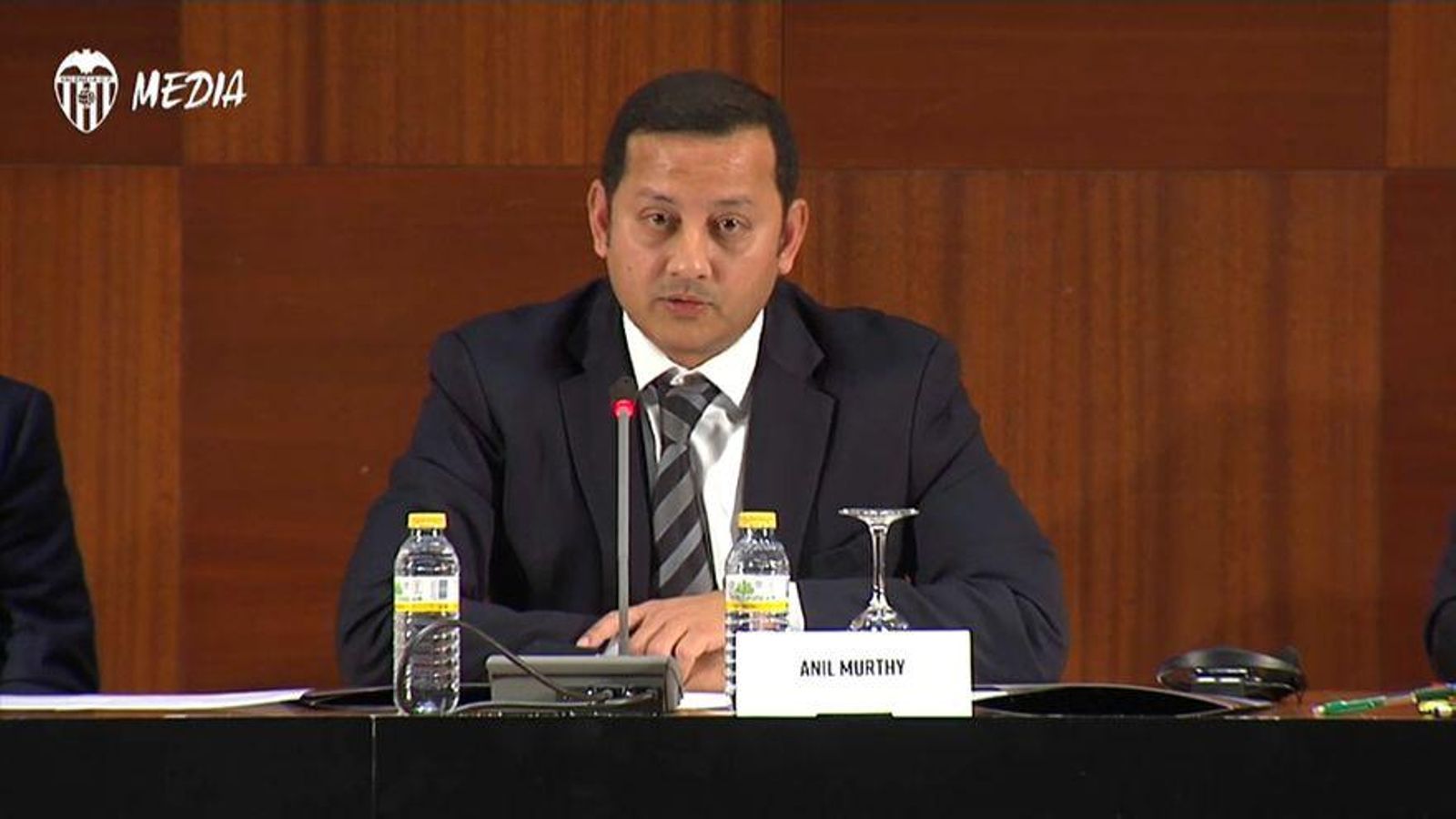 El president del València, Anil Murthy, durant l'última Junta General d'Accionistes