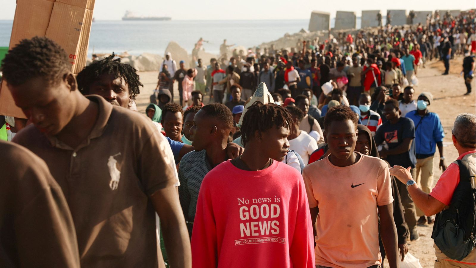 Centenars de persones migrants es dirigixen a un dels allotjaments provisionals