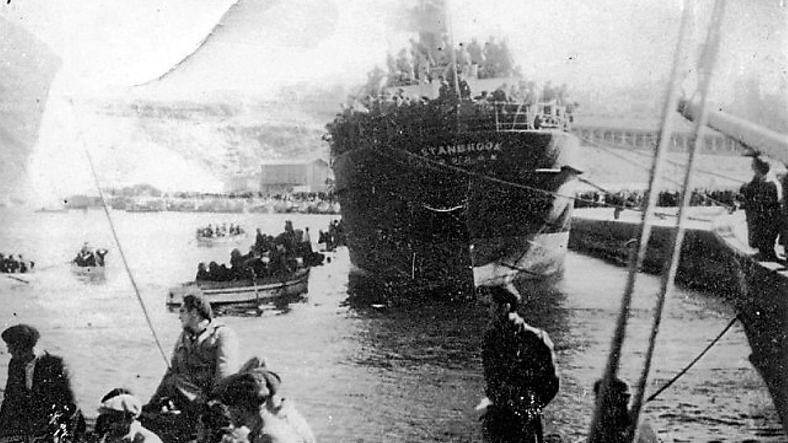 Imatges del mercant britànic "Stanbrook", arribant al port d'Orà. S'aprecia la inclinació del casc, provocada per la gran quantitat de refugiats que portava procedents d'Alacant