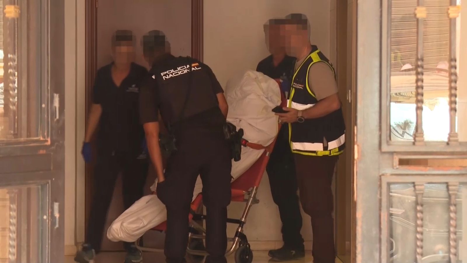 Crònica en vídeo sobre la investigacio. En imatge, l'alçament del cadàver