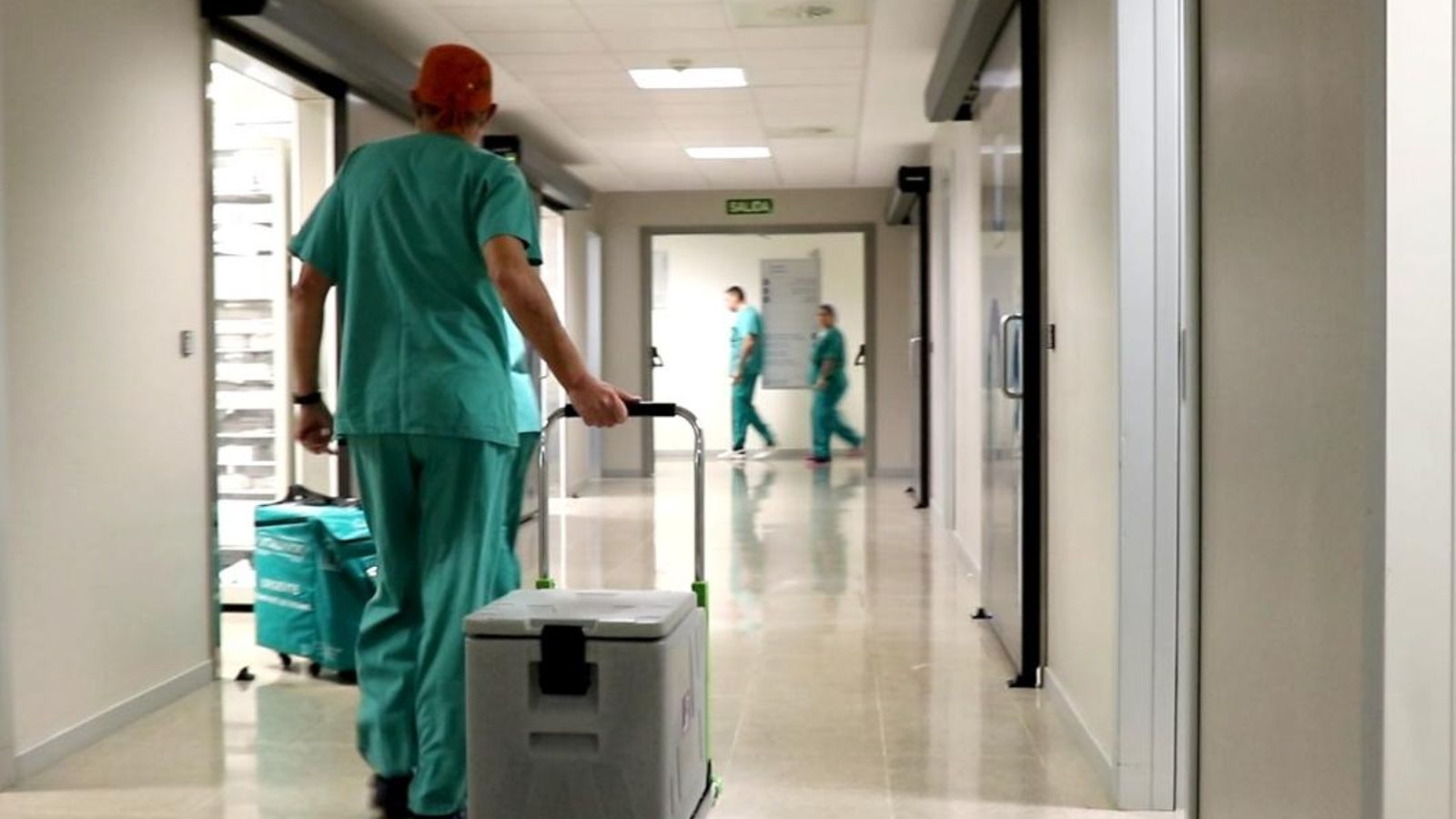 Una sanitària en un hospital VÍDEO | Els hospitals valencians reprenen les operacions quirúrgiques que no requereixen ingrés en UCI