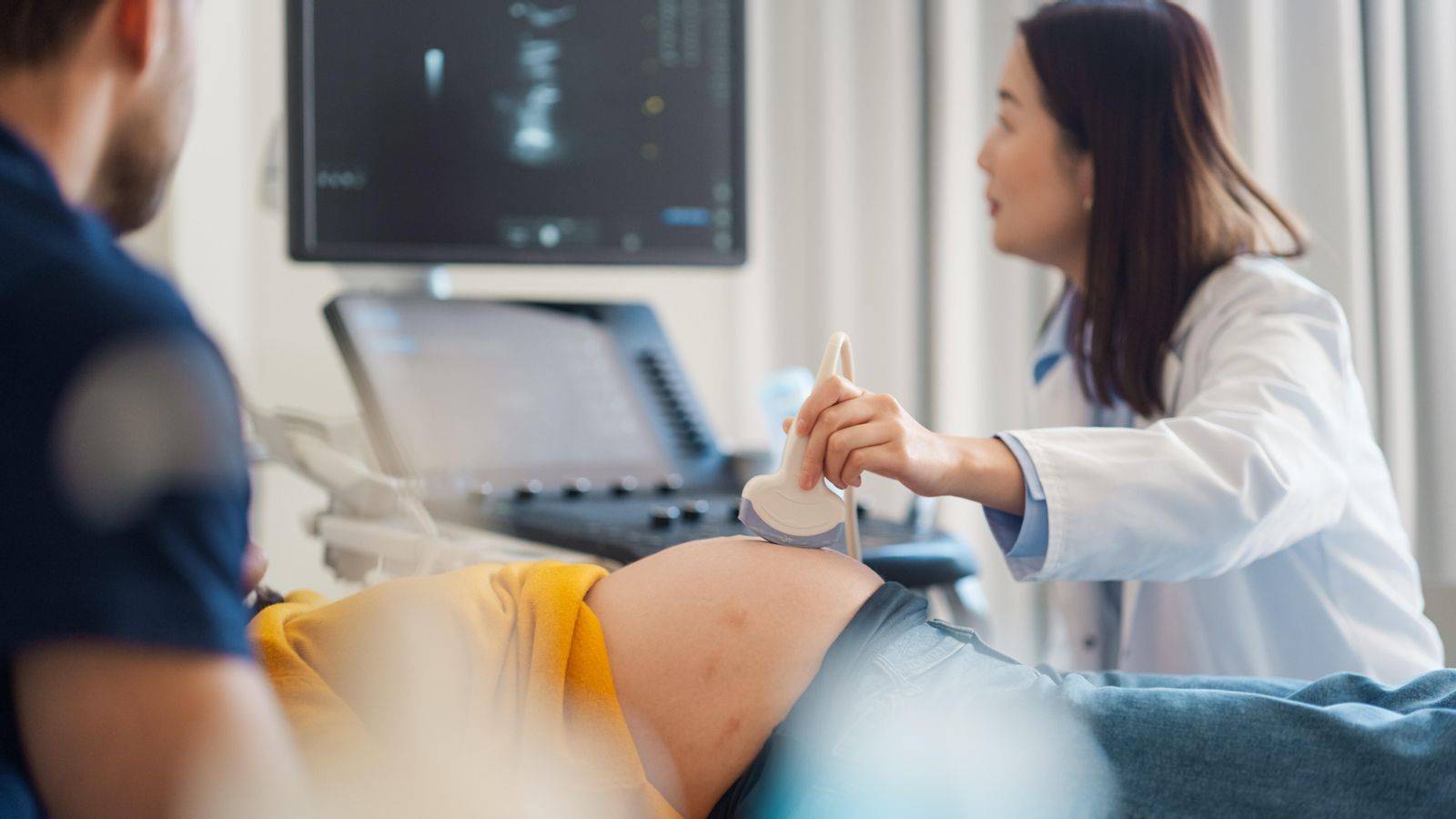 Una metgessa realitza una ecografia a una emabrassada en una imatge d'arxiu