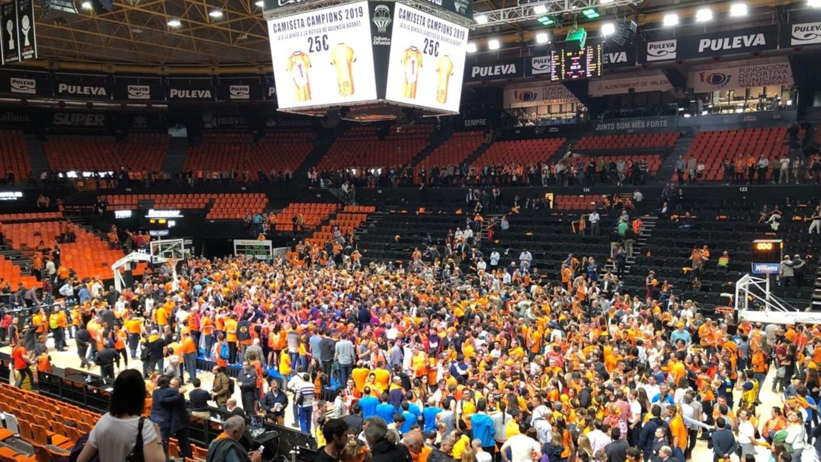 L'afició celebra la quarta Eurocup del València Basket