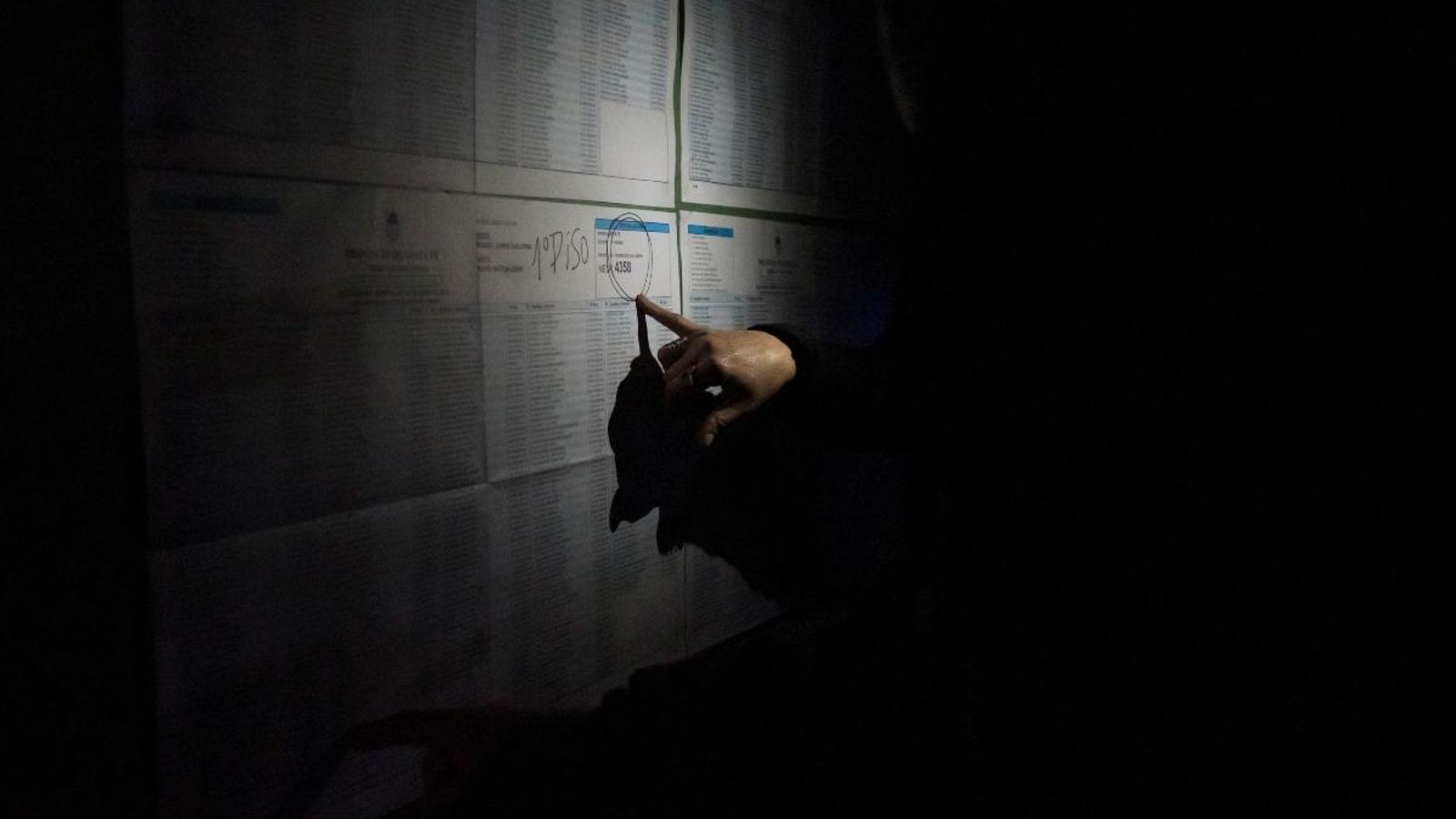 Un ciutadà busca el nom en el cens de les eleccions a Rosario, a la província argentina de Santa Fe