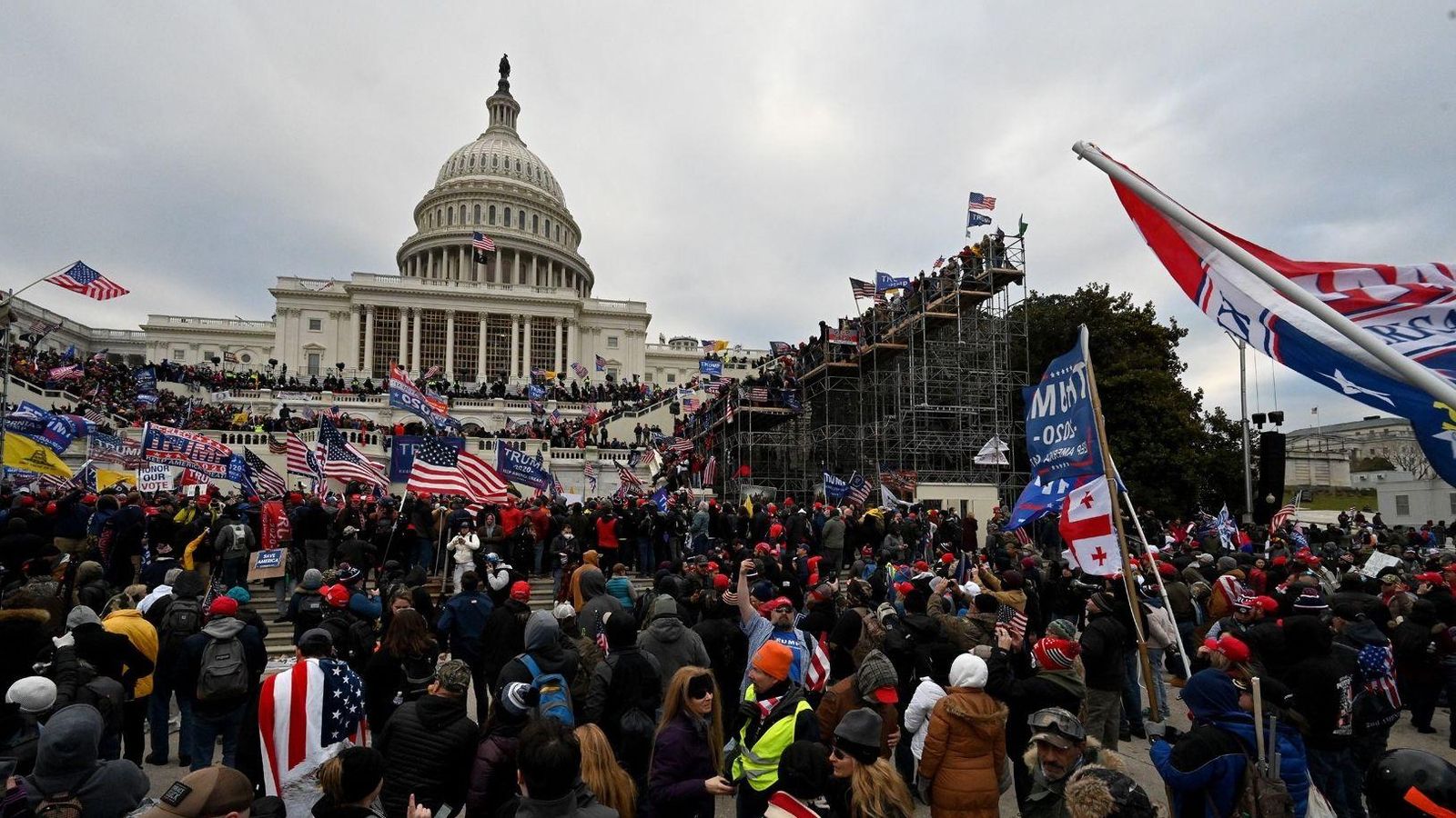 Centenars de seguidors de Donald Trump envoltaren el Capitoli el passat 6 de gener de 2021 (arxiu)
