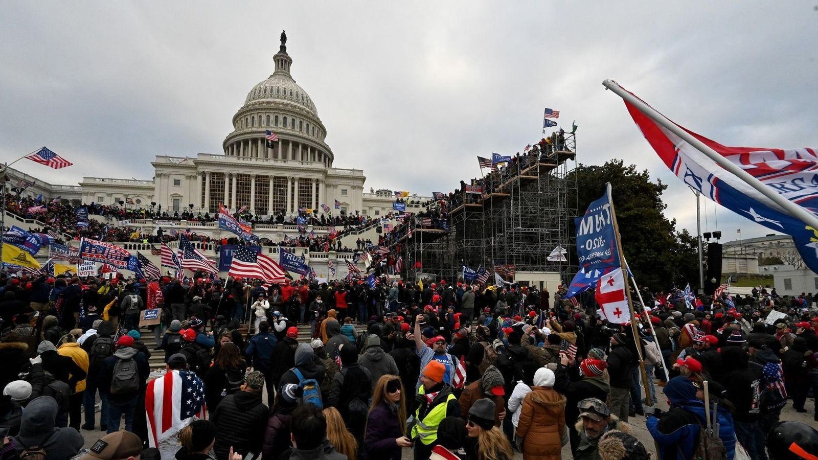 Centenars de seguidors de Donald Trump envoltaren el Capitoli el passat 6 de gener de 2021 (arxiu)