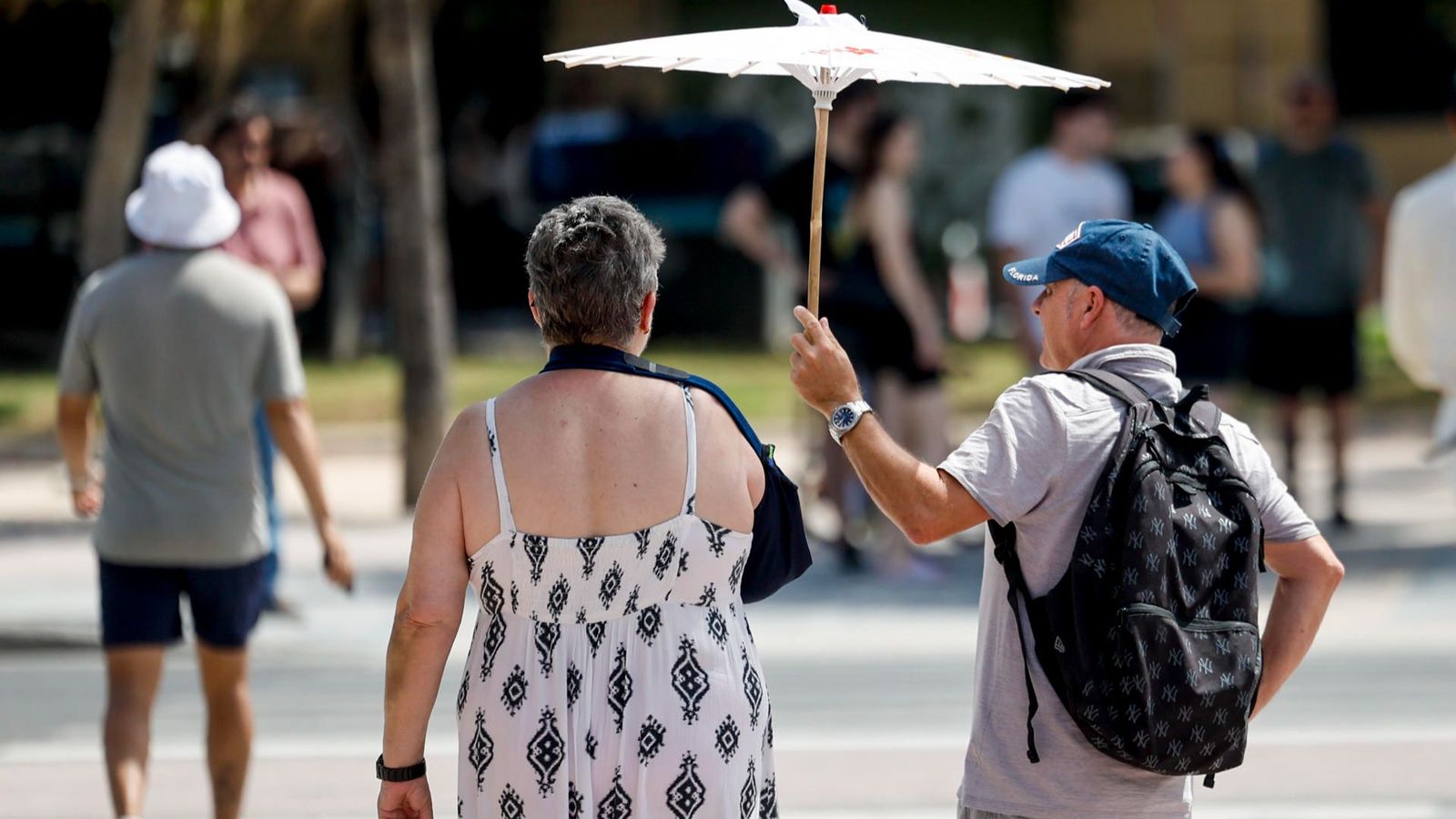 Un home avança amb un parasol a València