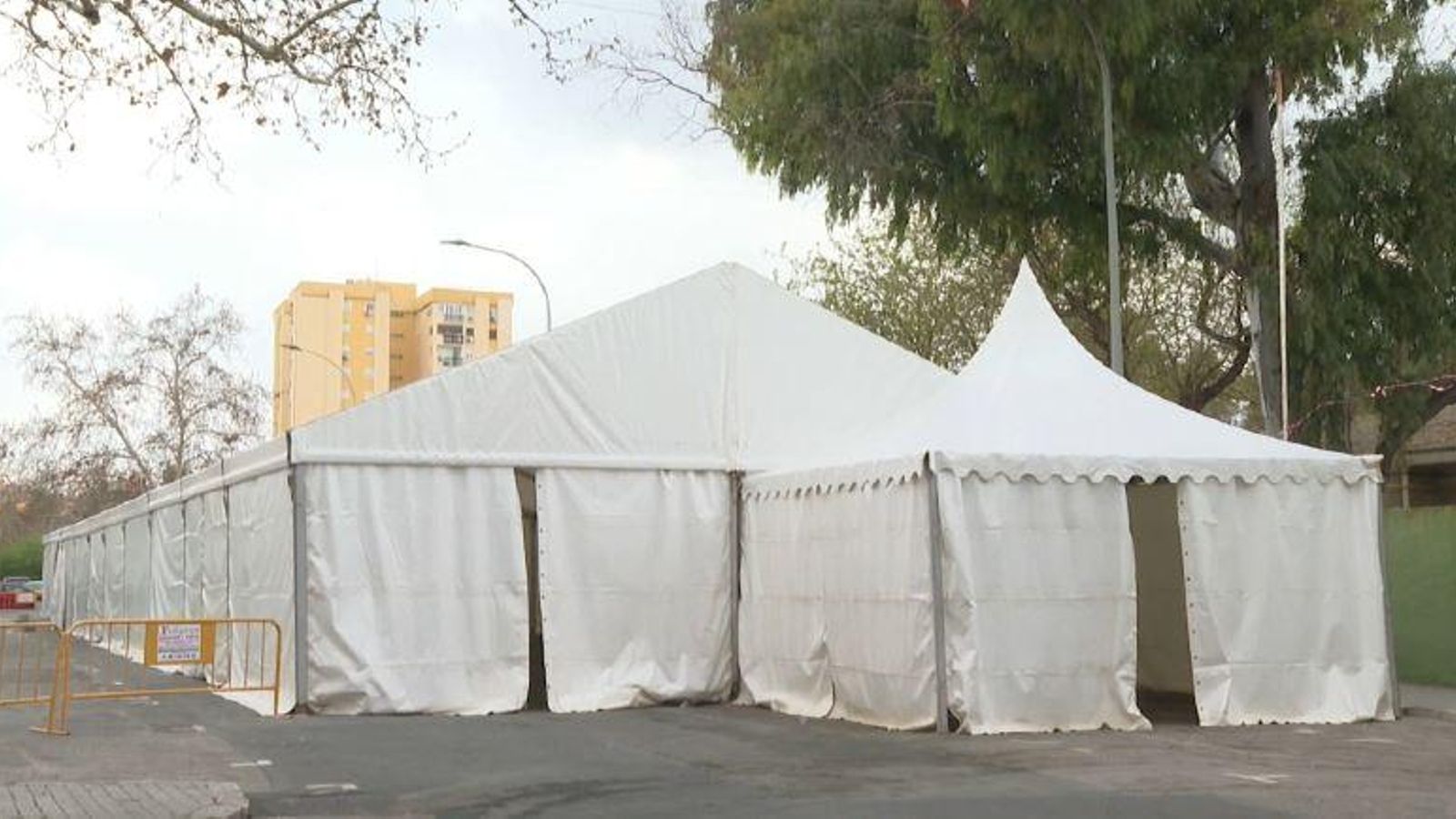 Comencen a muntar-se els envelats fallers