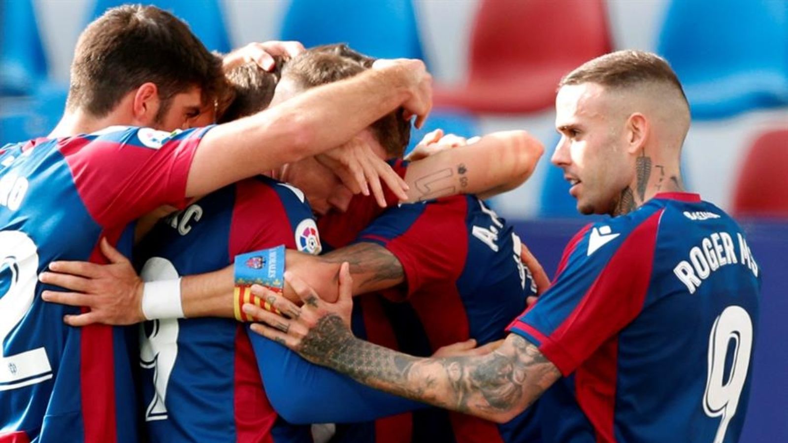 Els jugadors del Llevant celebren un dels dos gols