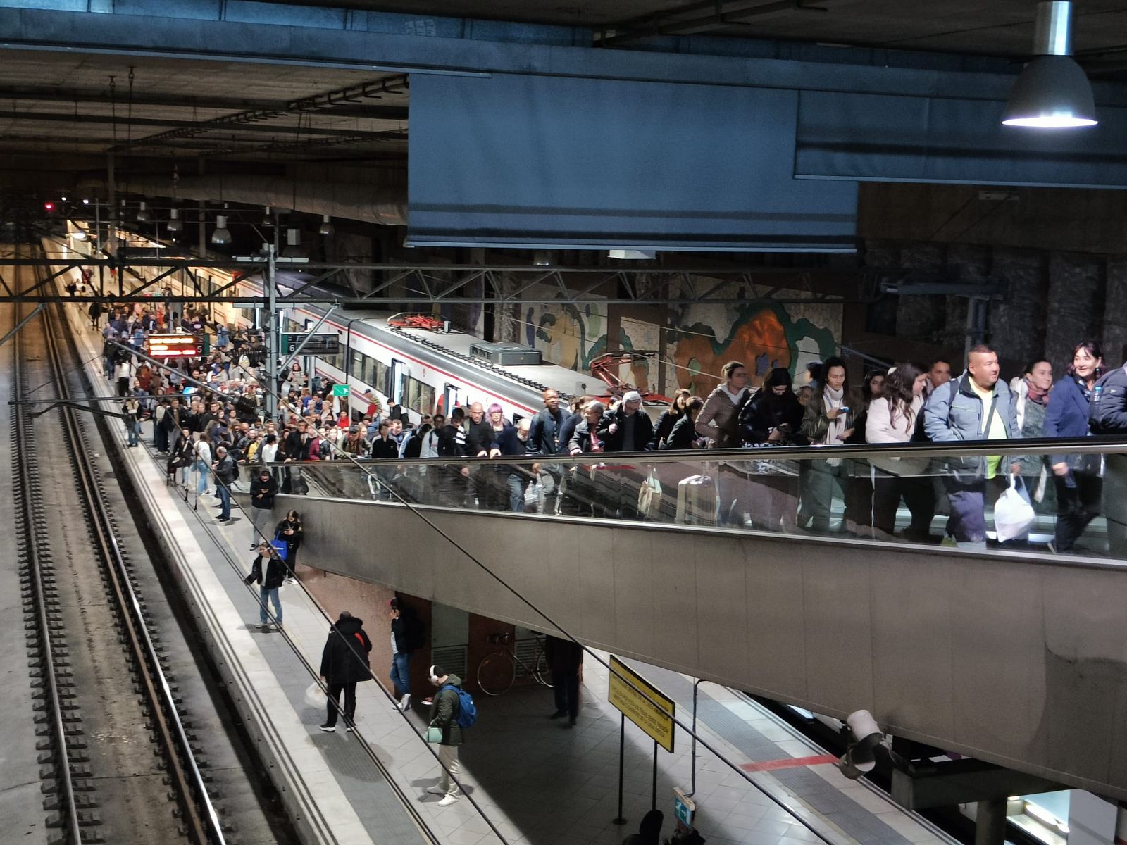 Gent afectada pels retards de Rodalia a l'estació de tren de Castelló de la Plana, esta vesprada