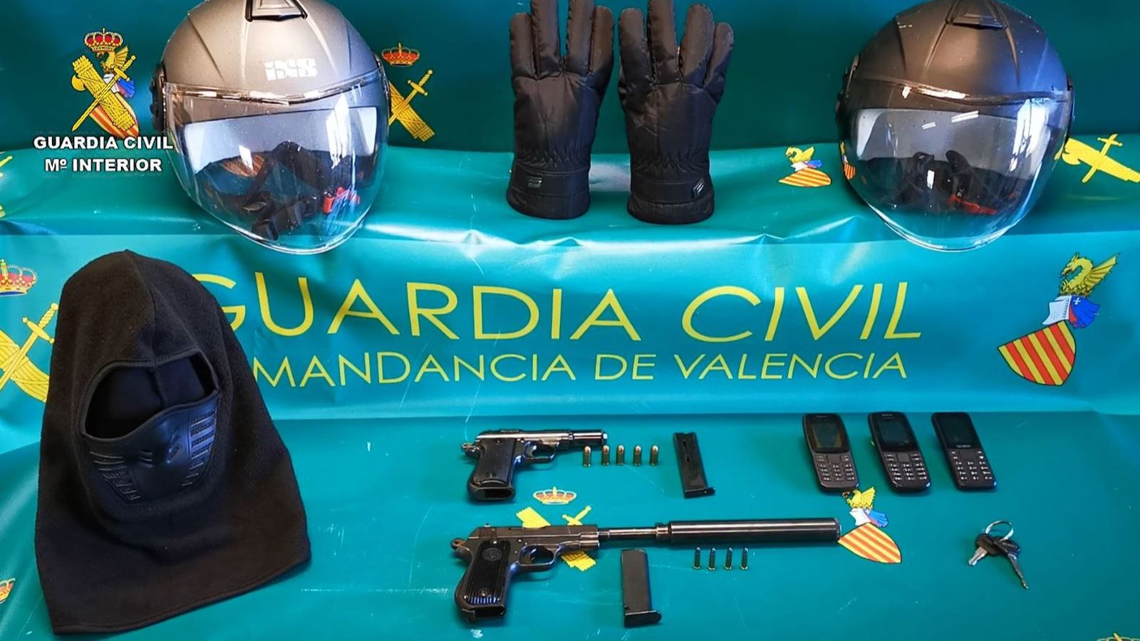 Els agents realitzaren escorcolls a 5 domicilis de Sollana i Figueres