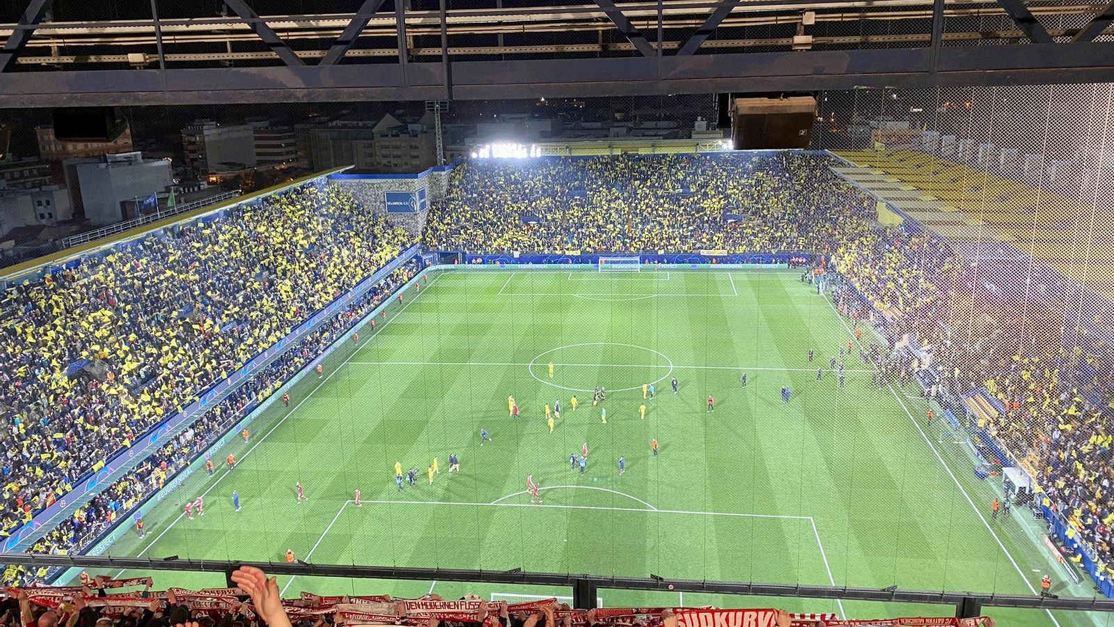 Afició del Vila-real des de la grada visitant a l'estadi de la Ceràmica