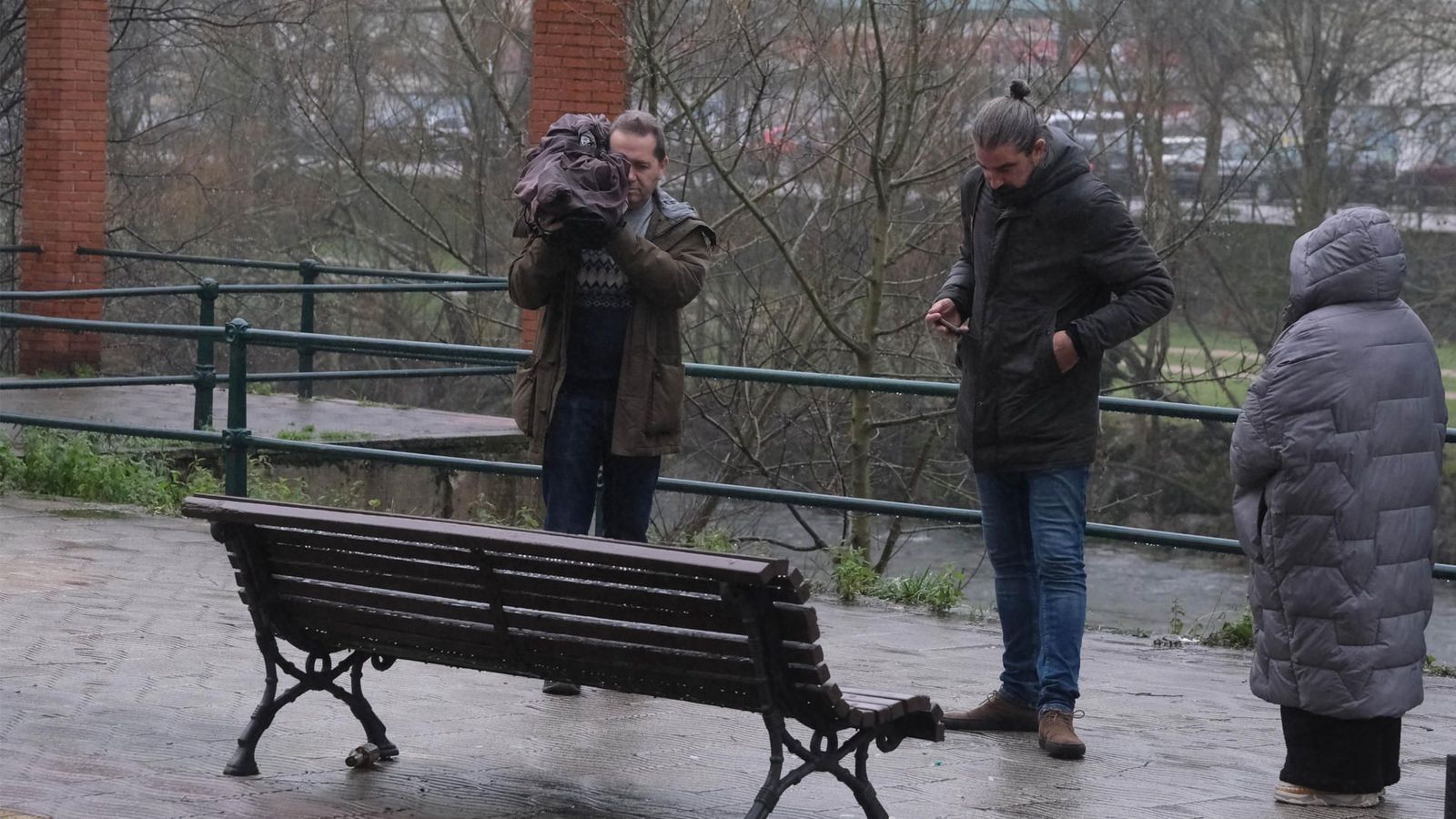 Un càmera grava el banc on va caure la dona assassinada este divendres a escasos metres del portal on vivia, a Sama de Langreo