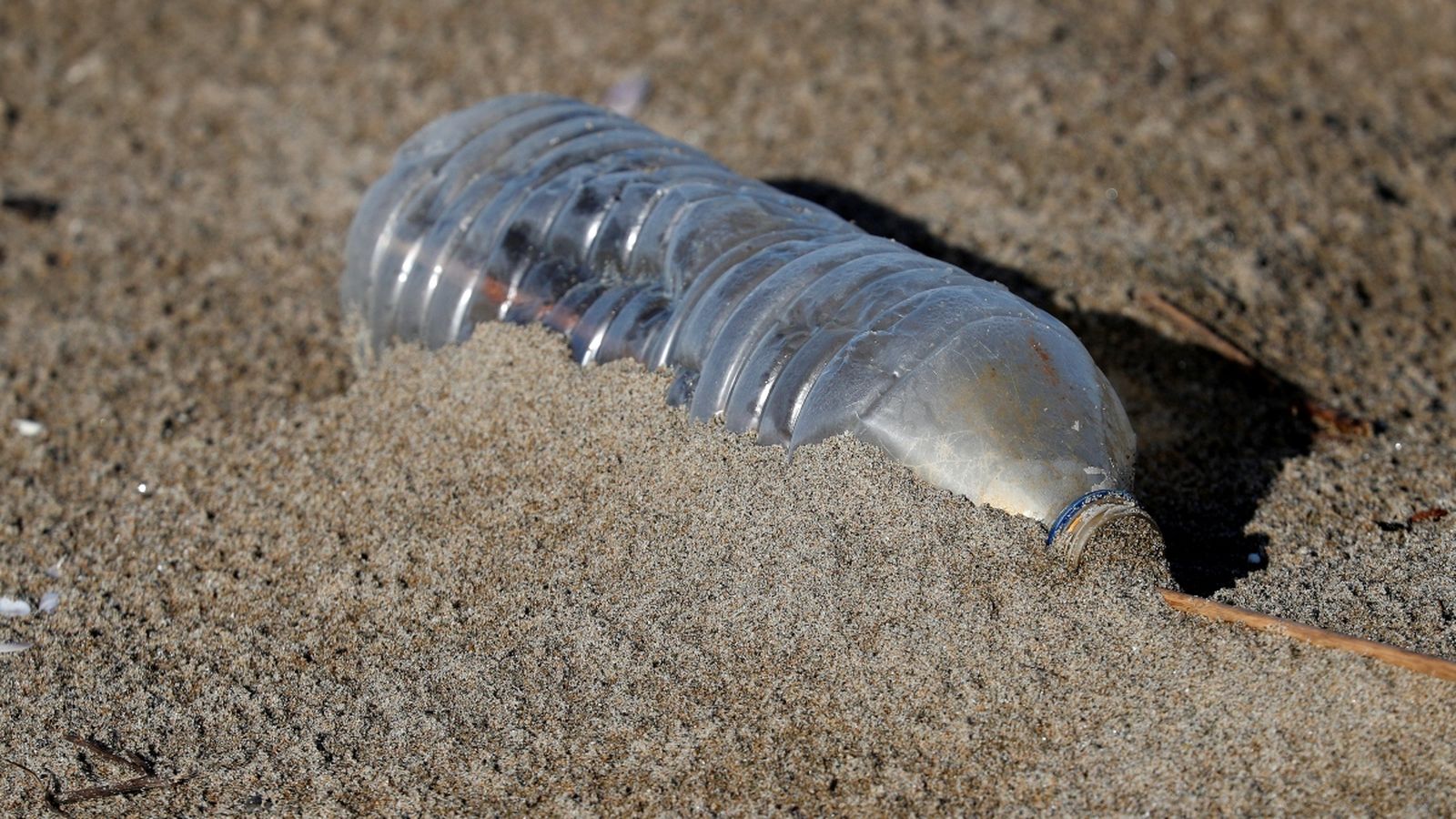 Una ampolla de plàstic abandonada en una platja italiana