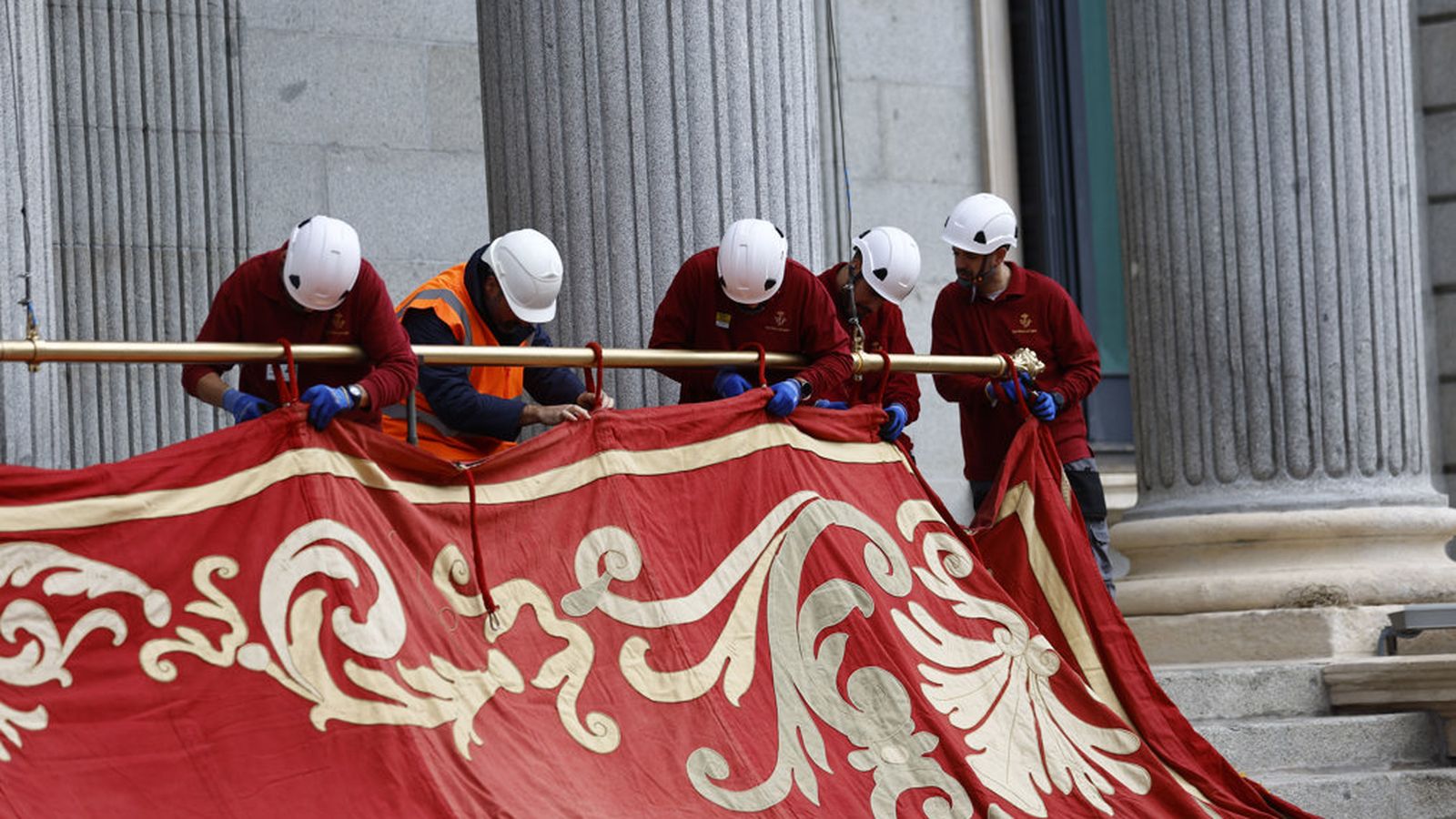 Operaris municipals ubiquen uns tapissos al Congrés per a la jura d'Elionor