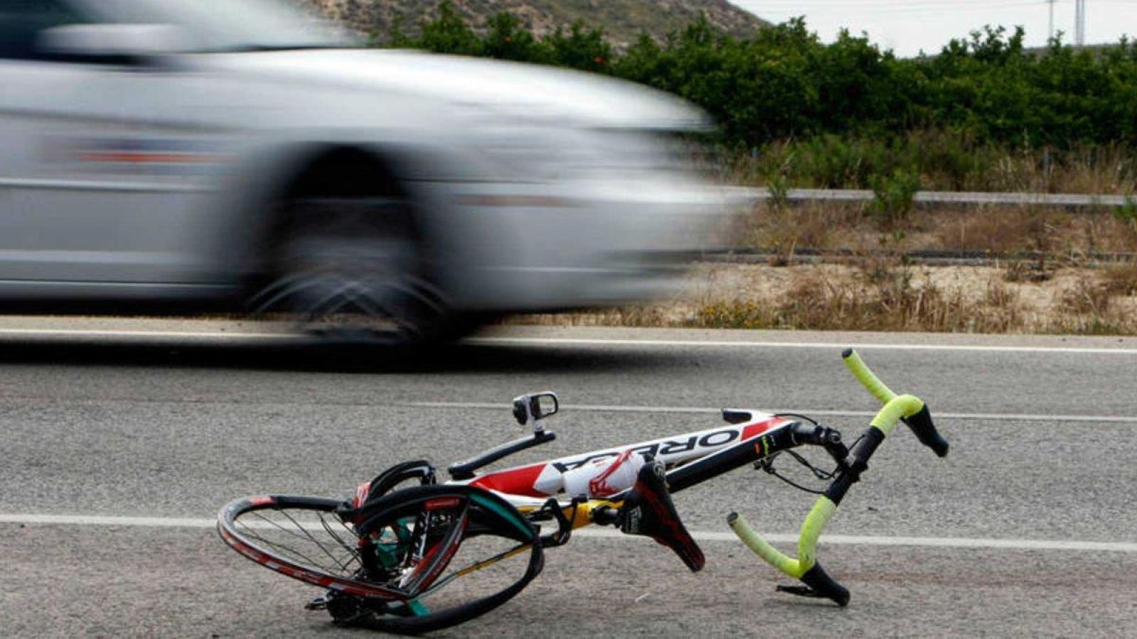 Restes d'una bicicleta després d'un atropellament en una carretera en una imatge d'arxiu