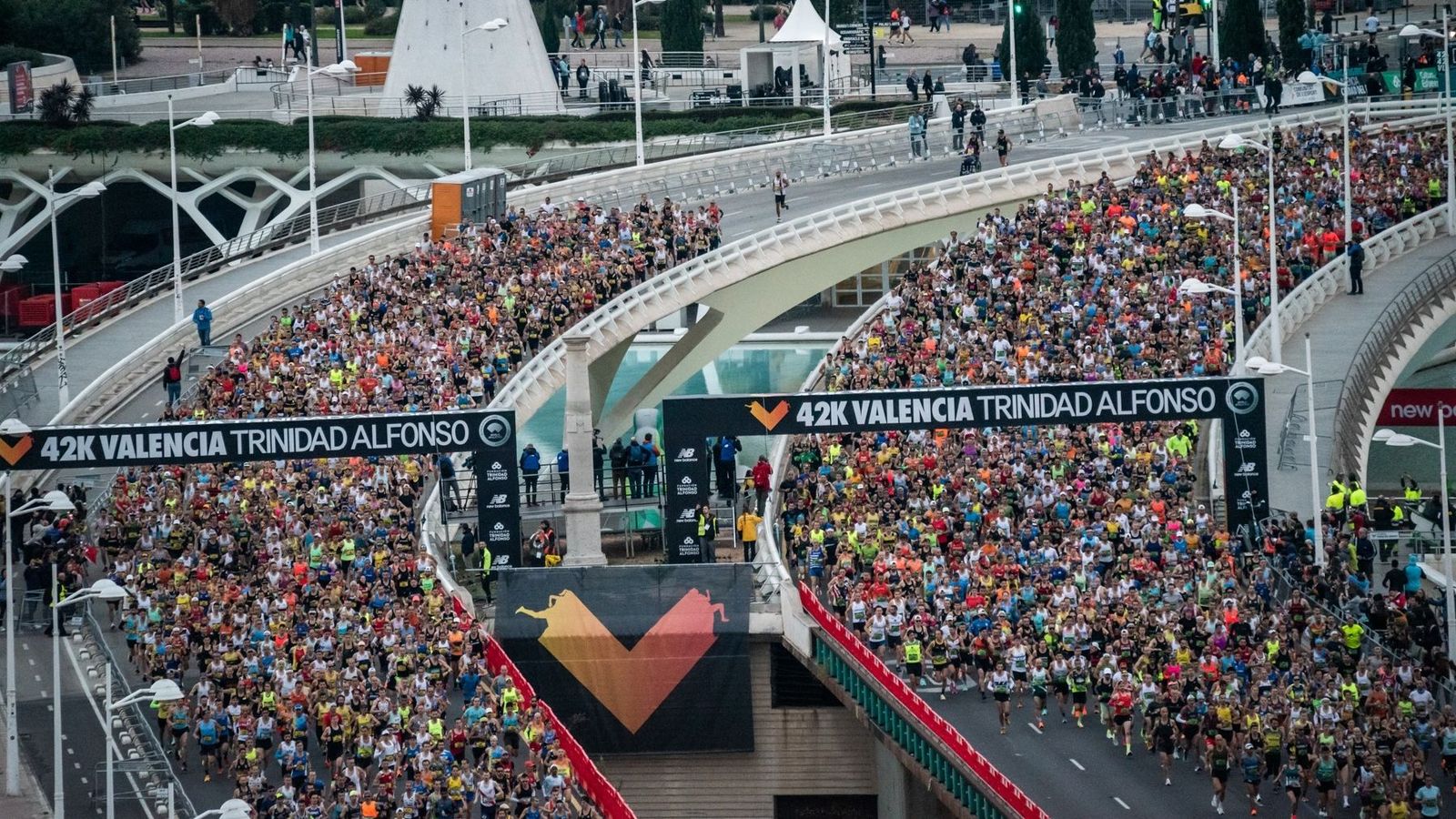 Imatge aèrea de l'eixida de la Marató de València