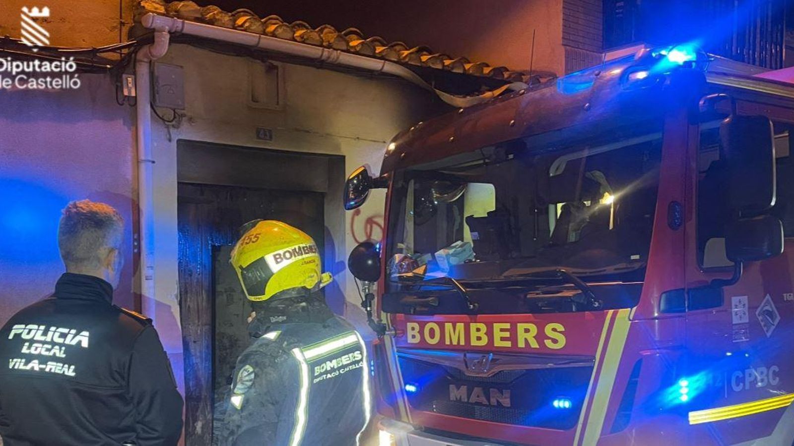Un moment de l'actuació dels bombers, este dimarts per la nit