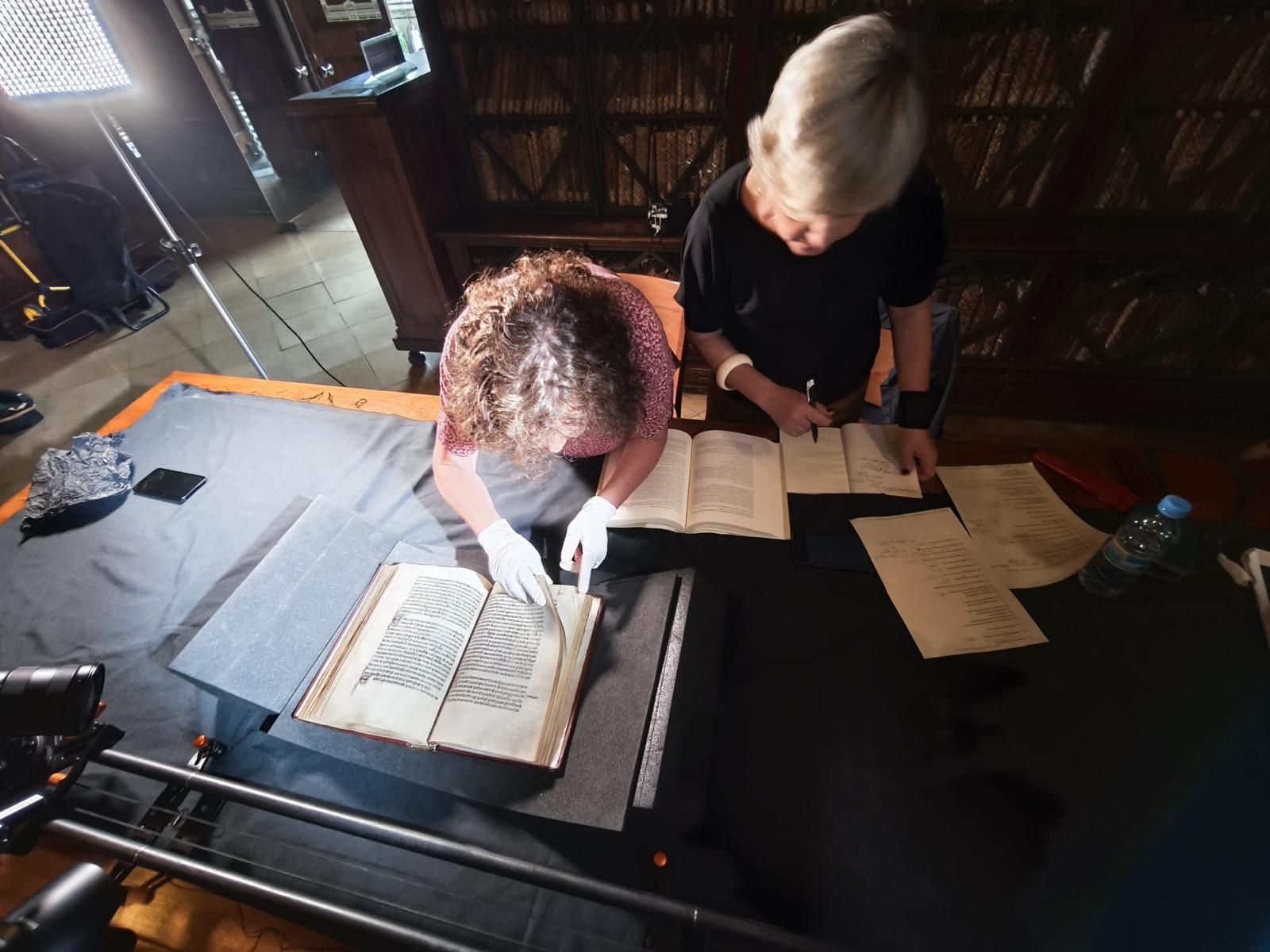 En el documental es mostra la còpia més antiga que es conserva del Llibre dels Fets, de 1343, custodiada dins d’una caixa forta a la Biblioteca de la Universitat de Barcelona 