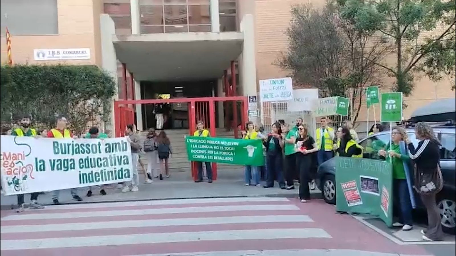 Concentració del professorat a les portes de l'IES Comarcal, a Burjassot