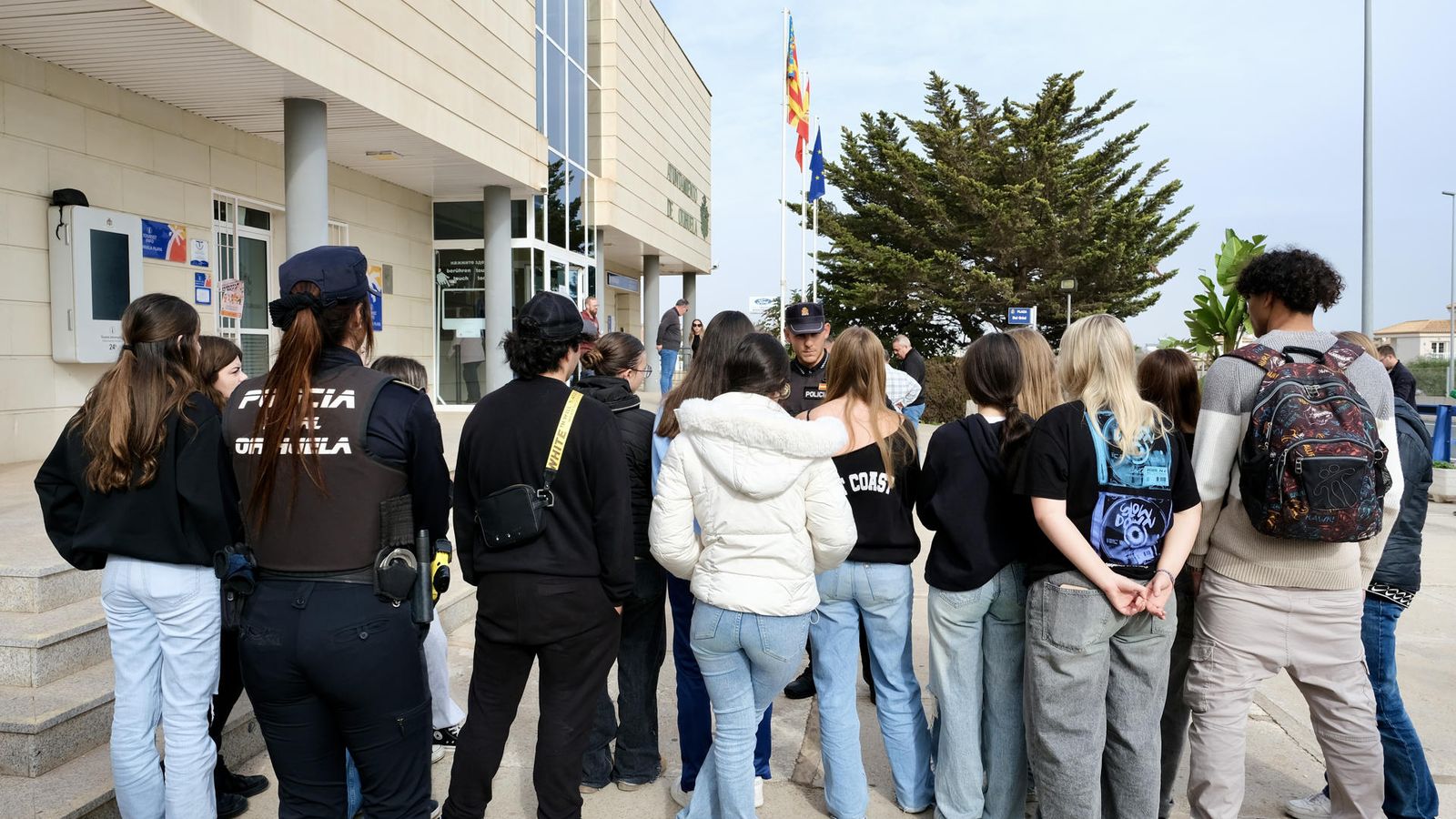 Minut de silenci a les portes de l'Ajuntament d'Oriola per l'assassinat de Cloe