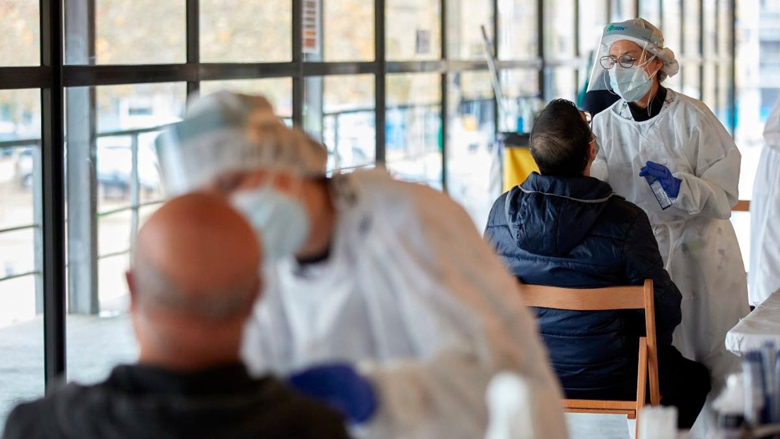 El primer impacte de Nadal eleva els contagis al màxim històric: 4.557 nous positius