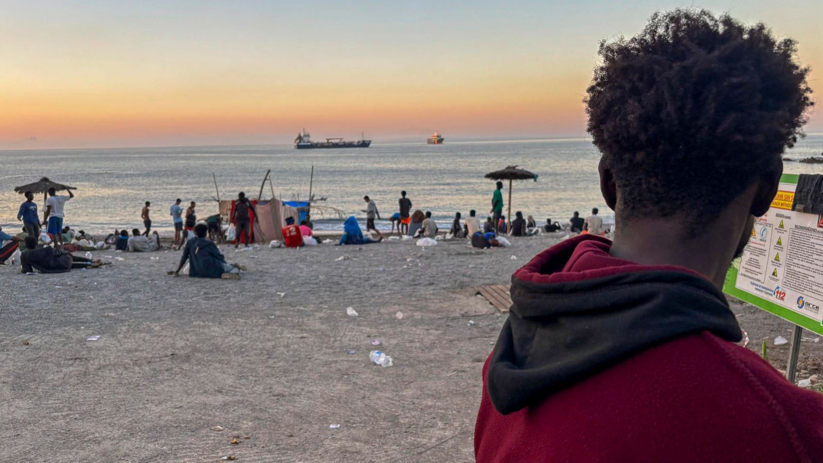 Alguns migrants en la platja El Trampolín de Ceuta en una imatge del divendres