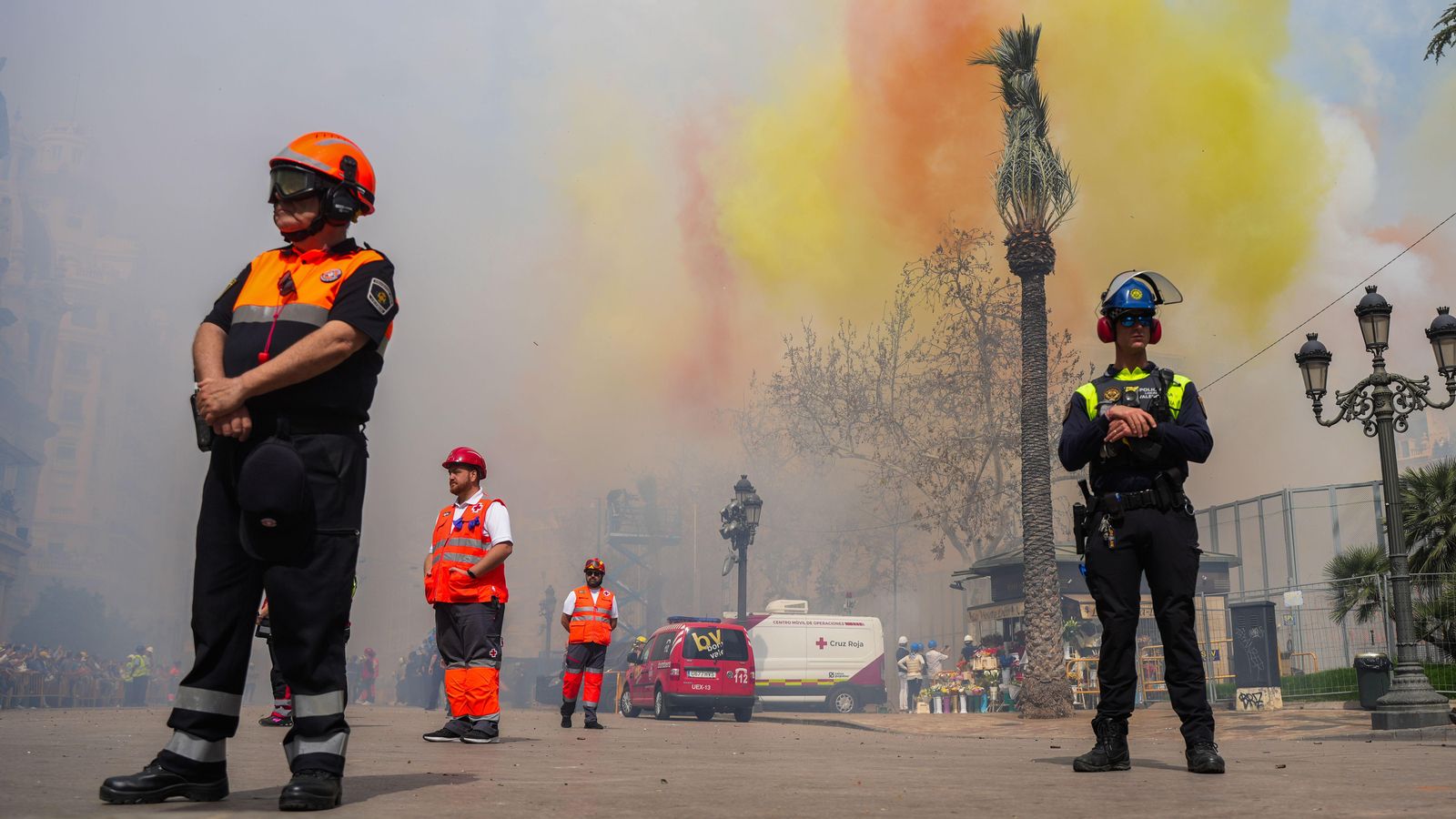 Efectius policials, de Protecció Civil i sanitaris del dispositiu de l'última mascletà de la Falles, disparada aquest dimarts