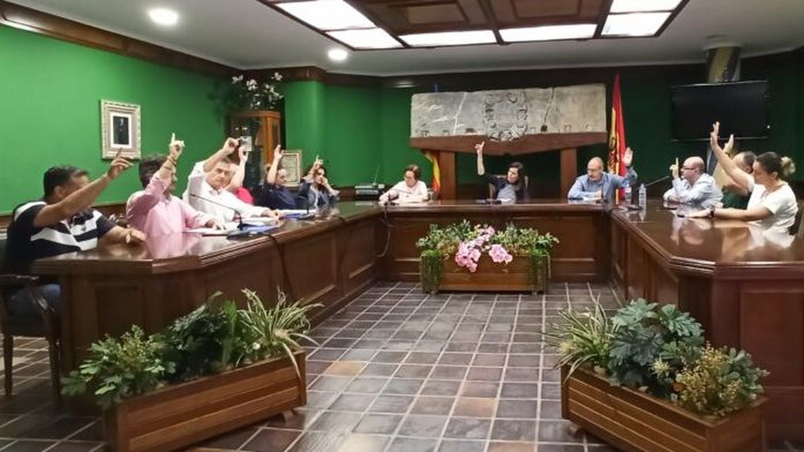 Tots els grups municipals de Benejússer en el ple d'aquest divendres, alcen la mà per a votar a favor d'ampliar el pressupost per a les festes