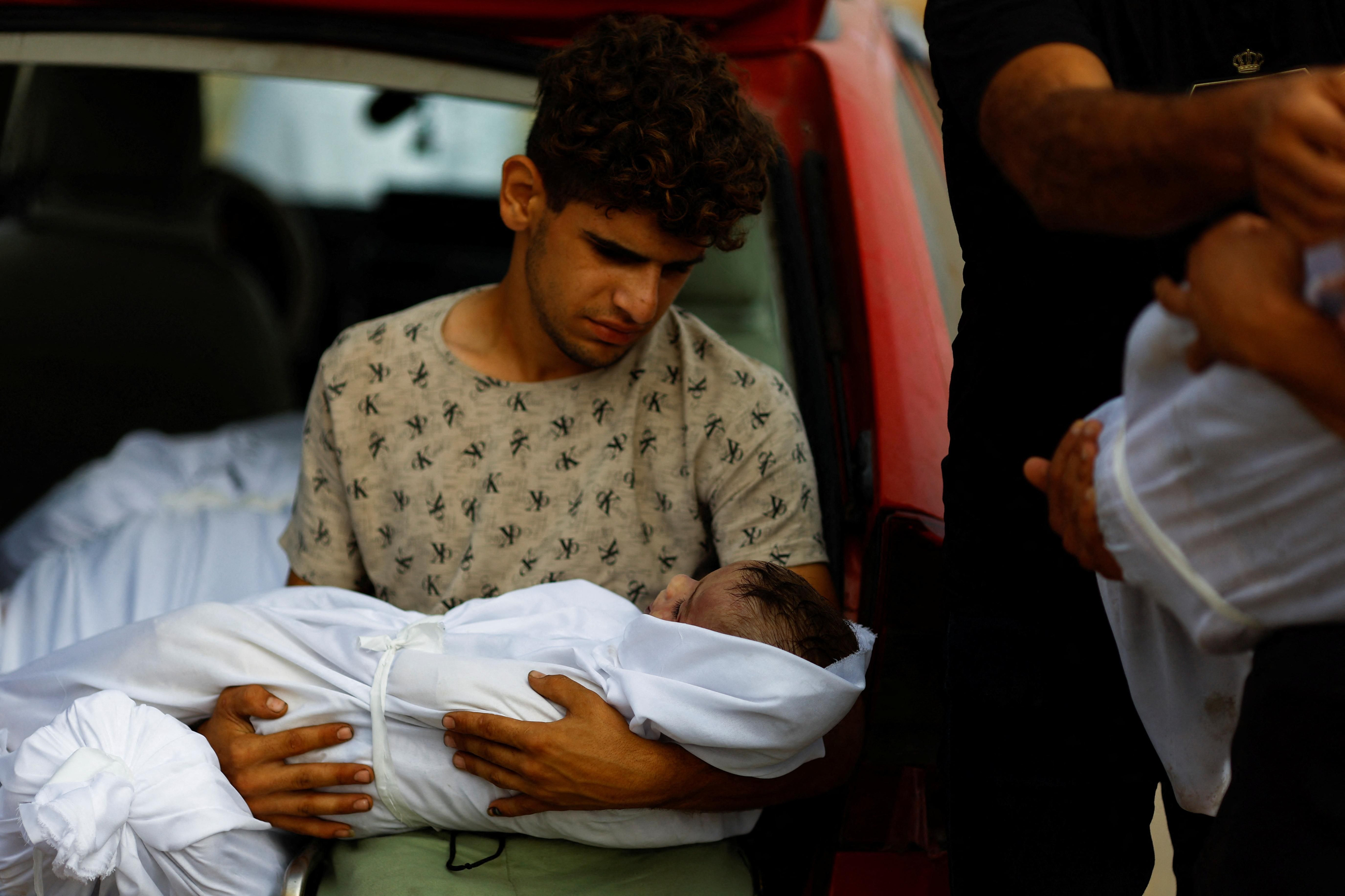 Un home sosté el cadàver d'un xiquet, mort en un bombardeig israelià a Khan Younis, al sud de la Franja de Gaza Un home sosté el cadàver d'un xiquet, mort en un bombardeig israelià a Khan Younis, al sud de la Franja de Gaza