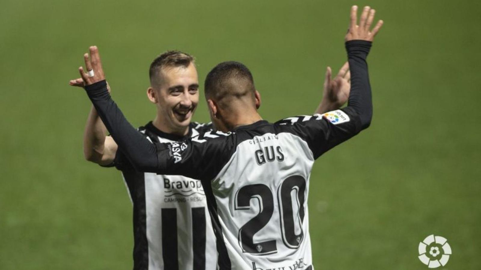 Rubén Díez i Gus Ledes celebren un gol del Castelló