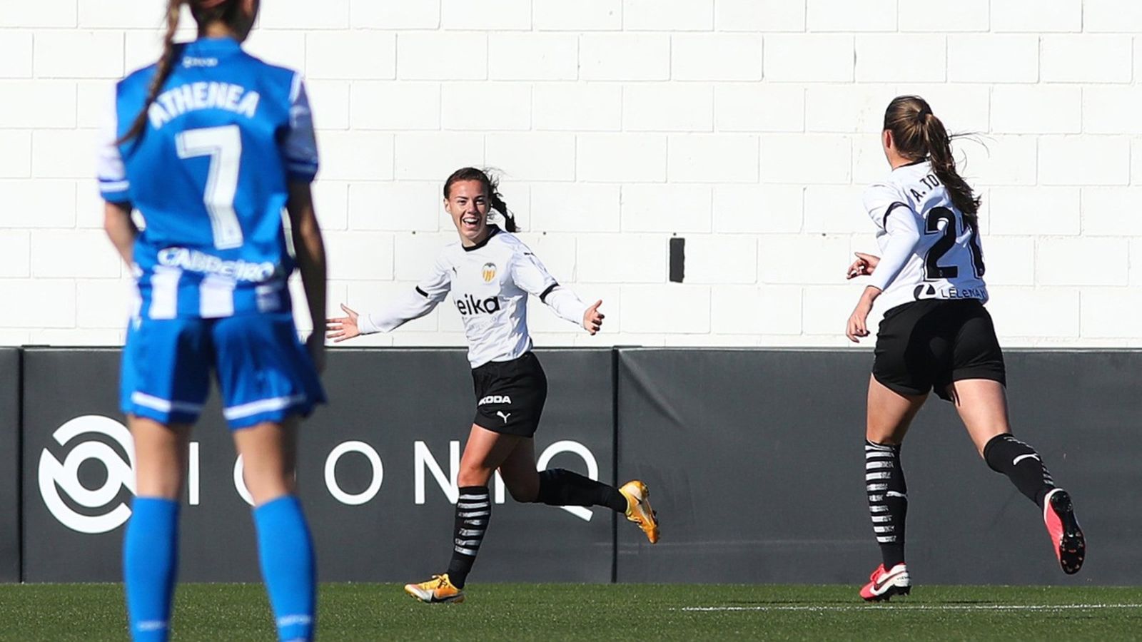 Candela Andújar celebra el segon gol del València