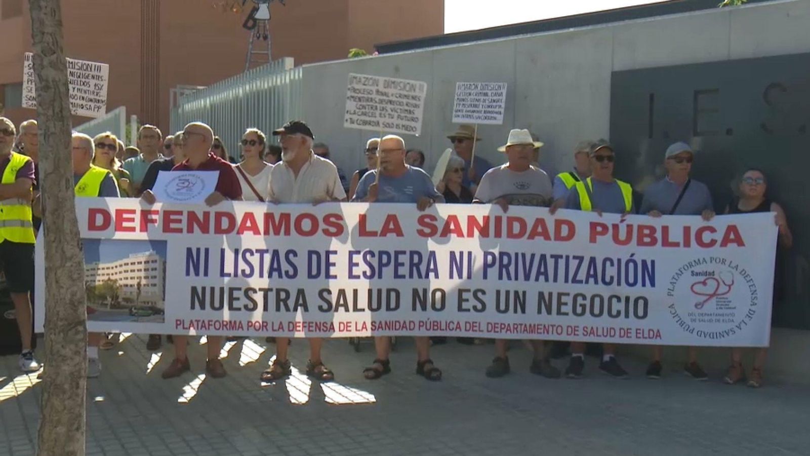 En imatge, una de les pancartes de la protesta