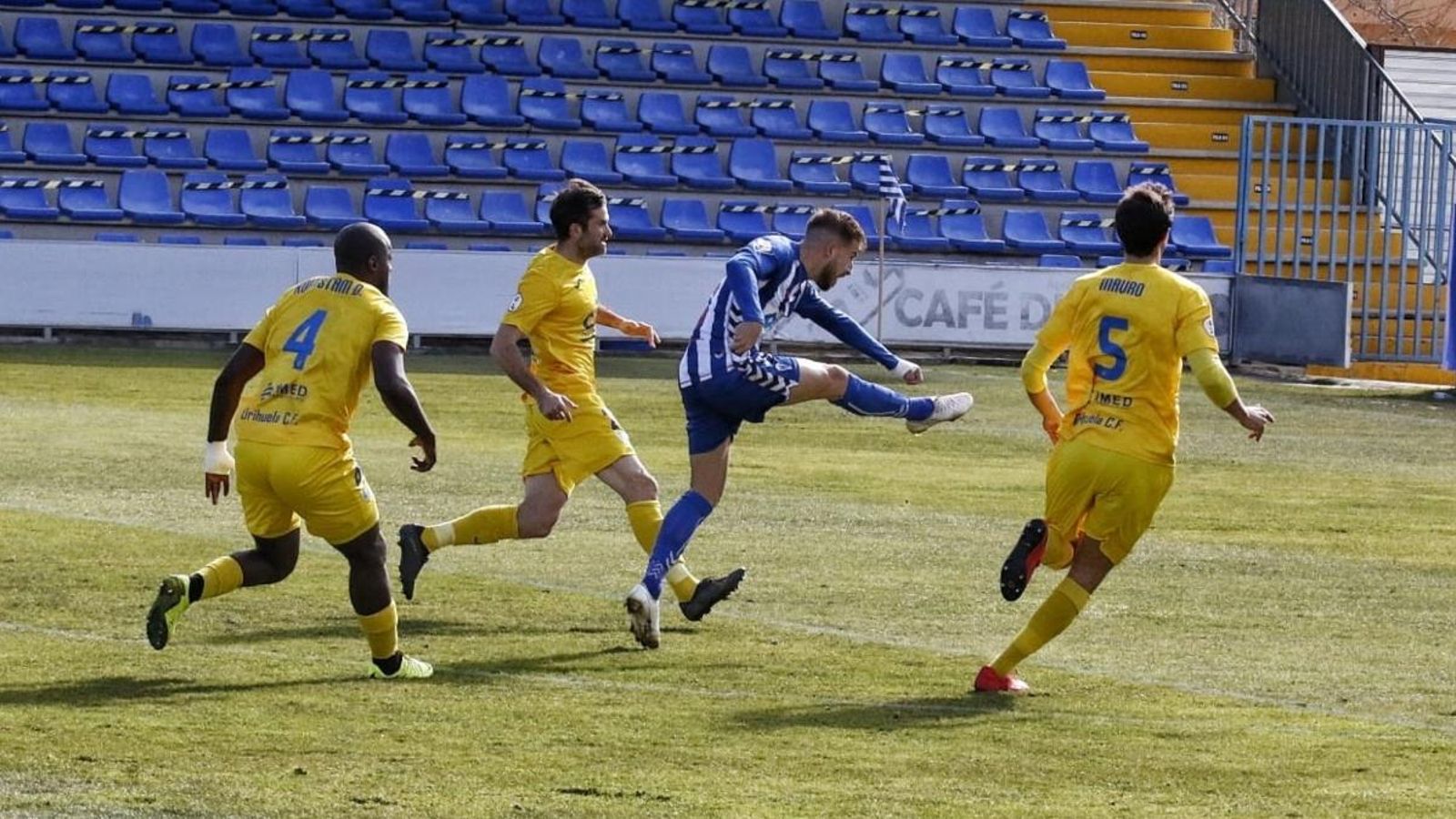 Un jugador de l'Alcoià dispara a porteria