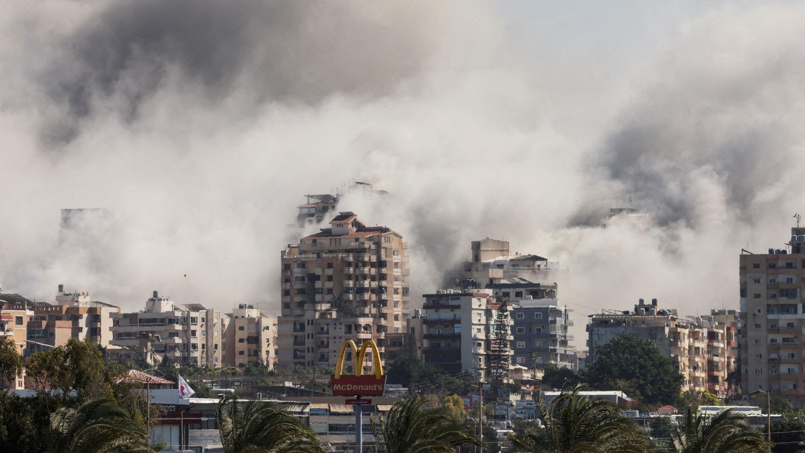 Columnes de fum després d'un bombardeig israelià sobre Tir Columnes de fum després d'un bombardeig israelià sobre Tir
