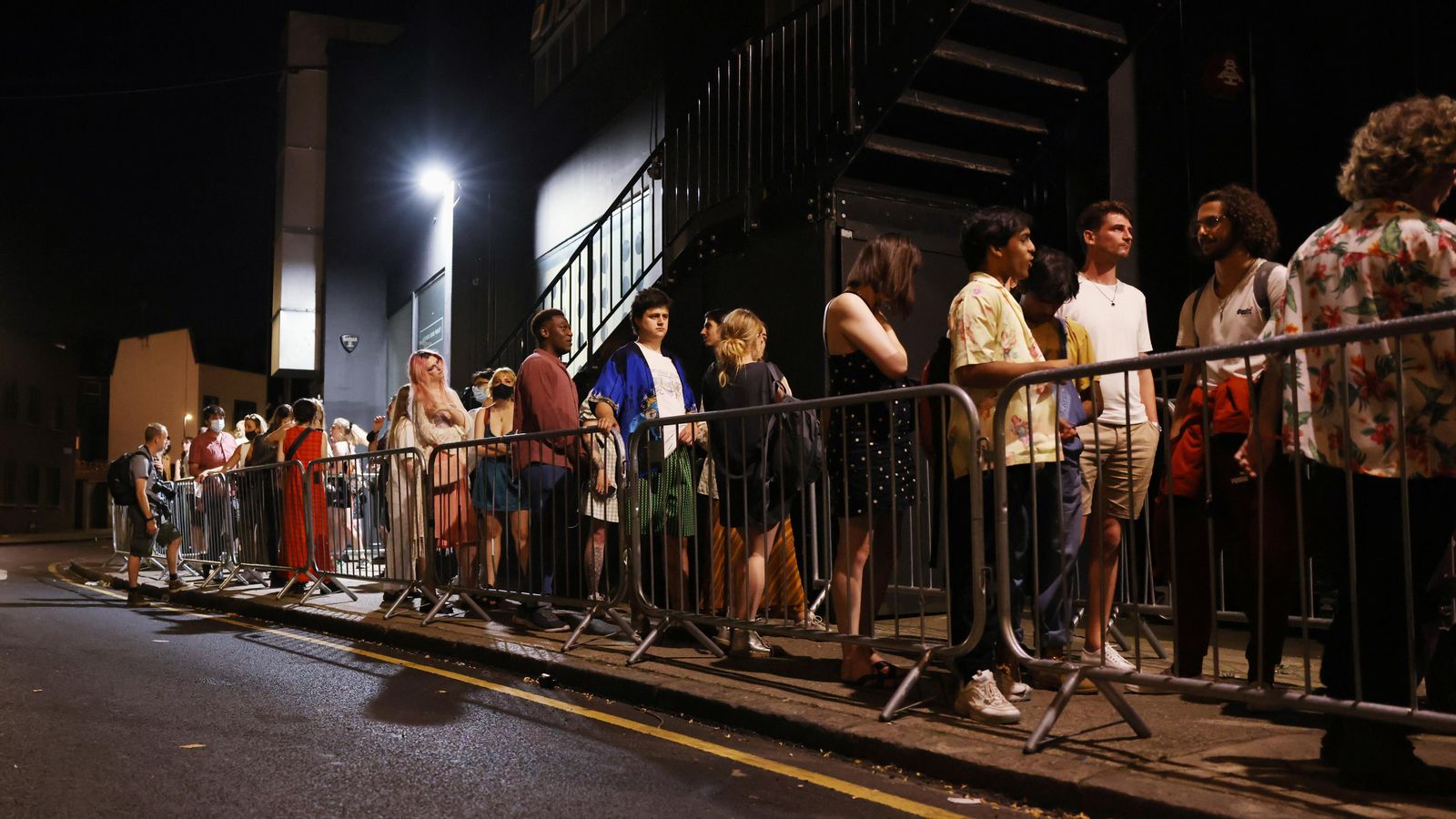 Diverses persones fan cua fora d'una discoteca a Londres
